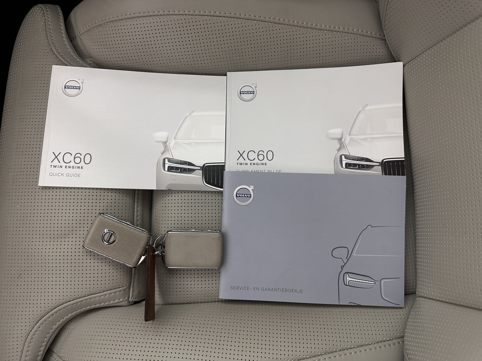 Volvo XC60 2.0 T8 Twin Engine AWD Inscription (Plug-In) (INCL-BTW) Aut. *PANO | LEATHER | FULL-LED | MEMORY-PACK | HARMAN/KARDON | TOPVIEW | DIGI-COCKPIT | KEYLESS | HEATED-SPORTSEATS | NAVI-FULLMAP | ECC | PDC | ADAPTIVE-CRUISE | TOWBAR | HEAD-UP