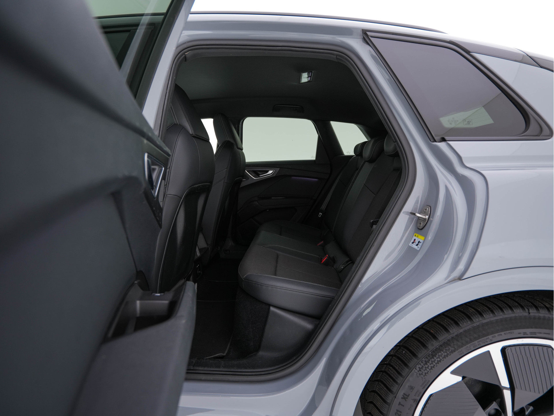 Audi Q4 e-tron 40 S-line Launch edition Competition 77 kWh [ 3-Fase-11kW ] {SOH-93%} (INCL-BTW) *HEATPUMP | LEATHER-FABRIC | SONOS-AUDIO | MATRIX-LED | ADAPTIVE-CRUISE | HEATED-SPORTSEATS | AMBIENTLIGHT | DIGI-COCKPIT | CAMERA | KEYLESS | DAB+ | NAVI-FULL