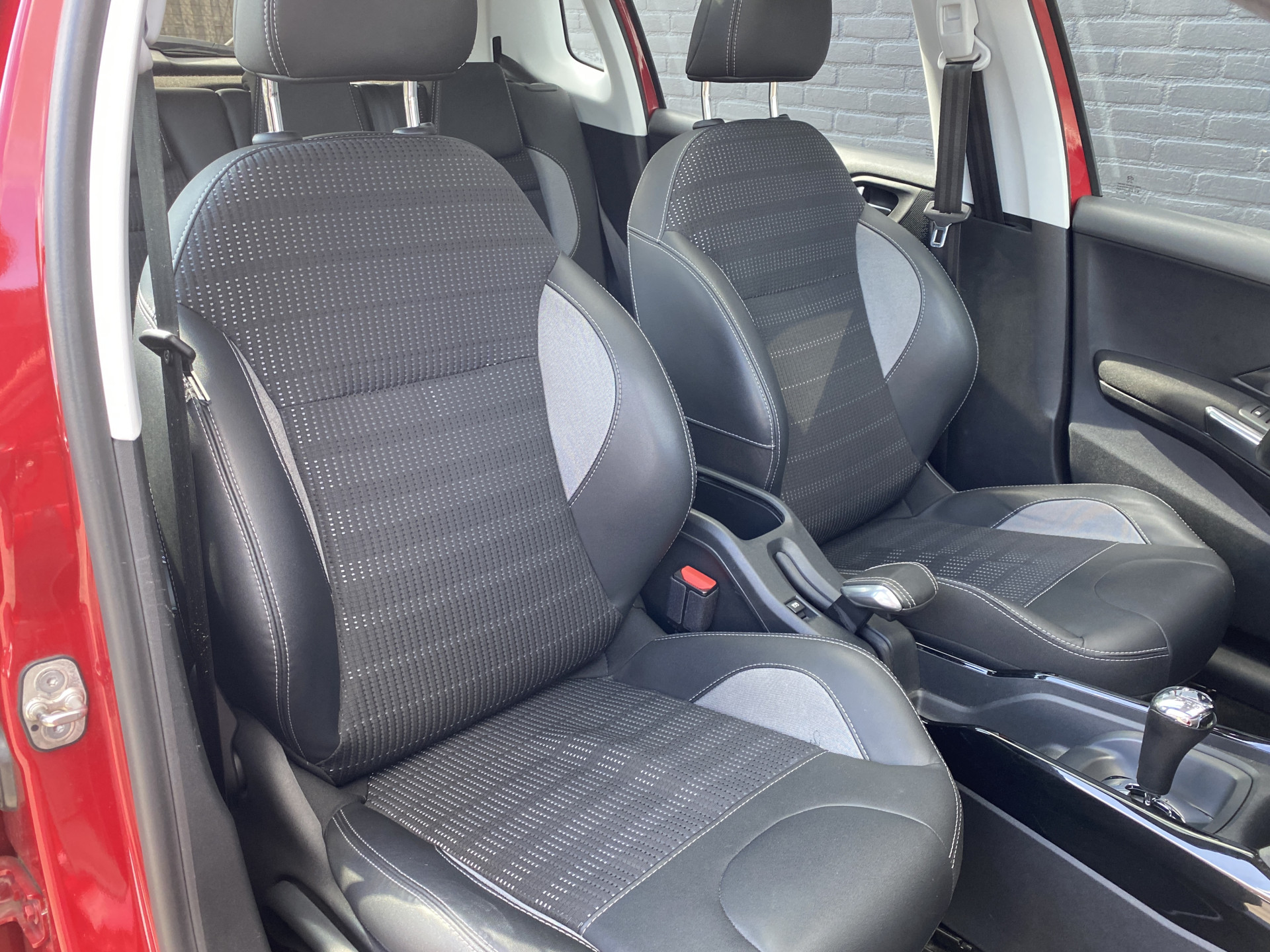 Peugeot 2008 1.2 PureTech Allure AUT. | dealer onderh. | panoramadak | trekhaak | navigatie | cruise control | all season banden
