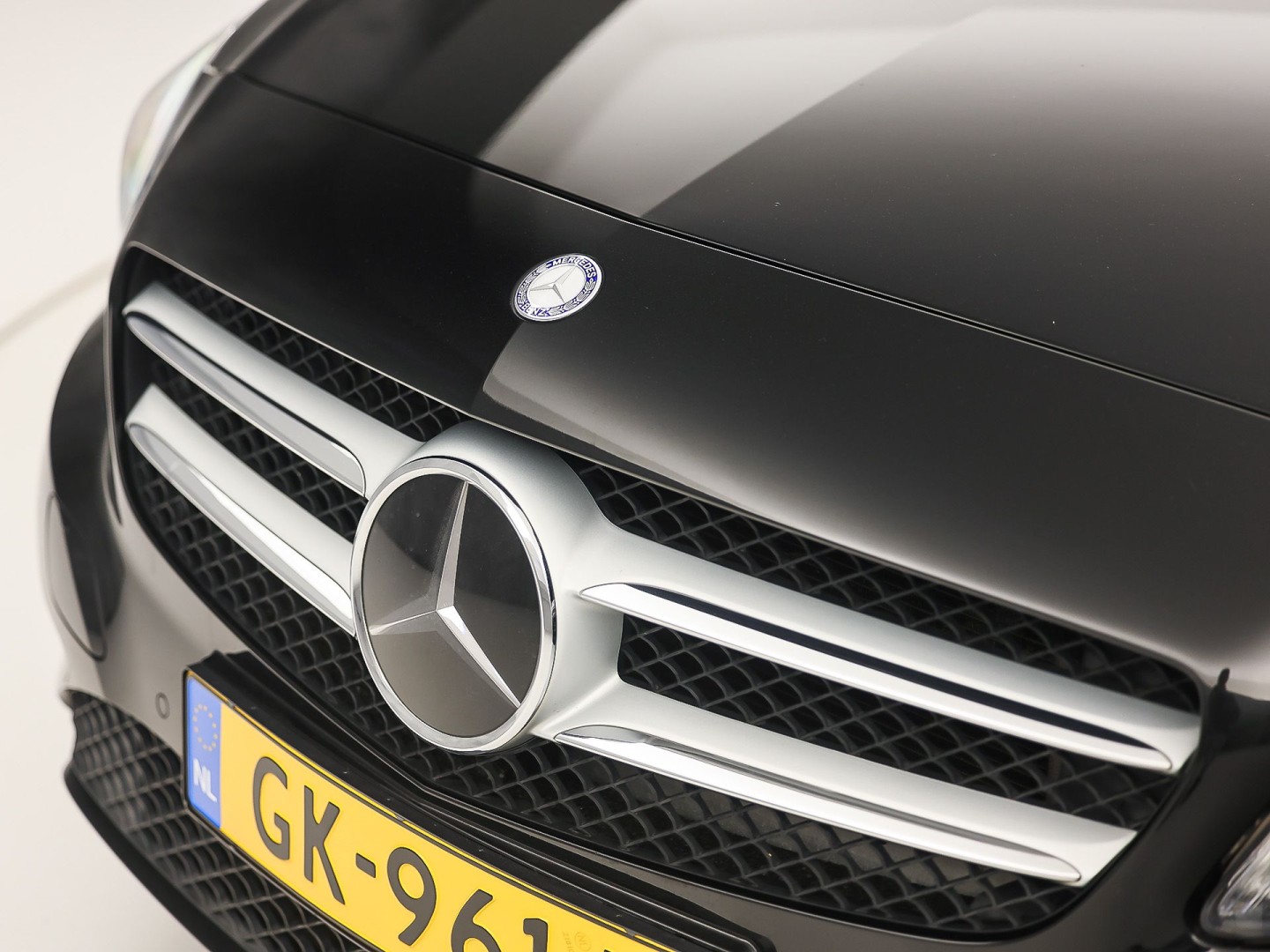 Mercedes-Benz A-Klasse 180 AMG Sport Automaat (NAVIGATIE, LEDER, STOELVERWARMING, SPORTSTOELEN, ZWART HEMEL, PARKEERSENSOREN, TREKHAAK, CRUISE, NIEUWSTAAT)