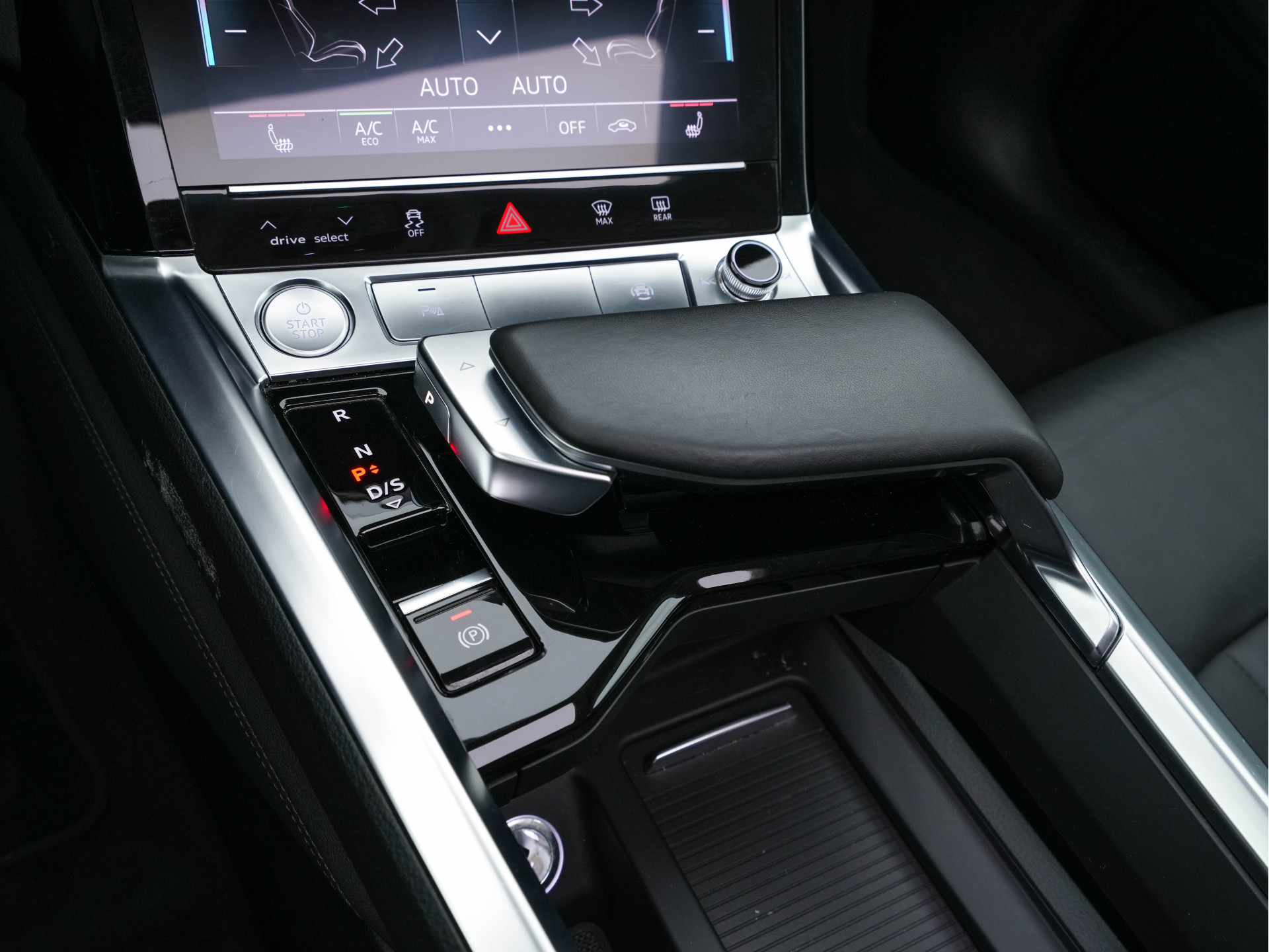 Audi e-tron 50 Quattro Advanced Launch-Edition-Plus [ 3-Fase ] (INCL-BTW) *PANO | DIGI-COCKPIT | LUXURY-LEATHER | FULL-LED | MEMORY-PACK |  KEYLESS | NAVI-FULLMAP | TOWBAR | SHIFT-PADDLES | COMFORT-SEATS | 20"ALU*
