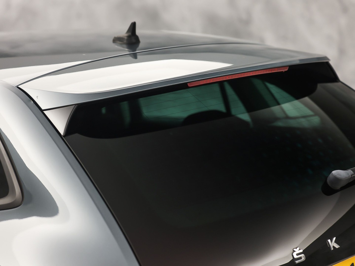 Škoda Scala 1.0 TSI Sport Automaat (VIRTUAL COCKPIT, APPLE CARPLAY, GROOT NAVI, CLIMATE, STOELVERWARMING, SPORTSTOELEN, PARKEERSENSOREN, LED KOPLAMPEN, NIEUWSTAAT)