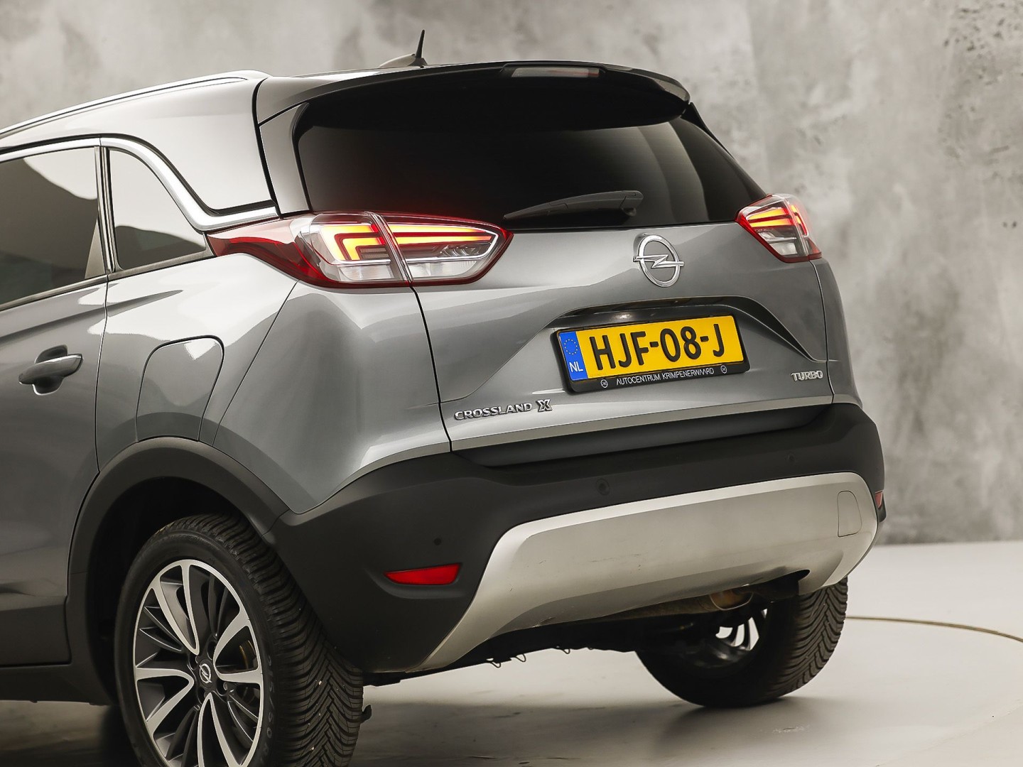 Opel Crossland X 1.2 Turbo Innovation Sport Automaat (APPLE CARPLAY, GROOT NAVI, CLIMATE, STUUR/STOELVERWARMING, SPORTSTOELEN, LEDER, GETINT GLAS, PARKEERSENSOREN, NIEUWSTAAT)