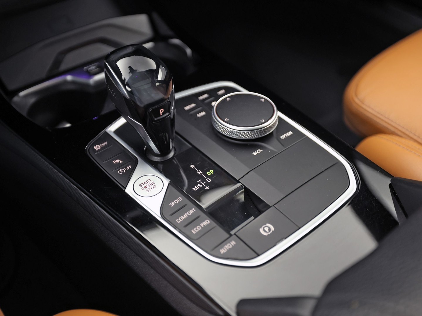 BMW 1 Serie 118i M Sport Automaat (PANORAMADAK, M PAKKET, DEALER ONDERHOUDEN, STUUR/STOELVERWARMING, CAMERA, BRUIN LEDER, SPOILER, BLACK PACK, SFEERVERLICHTING, NIEUWSTAAT)