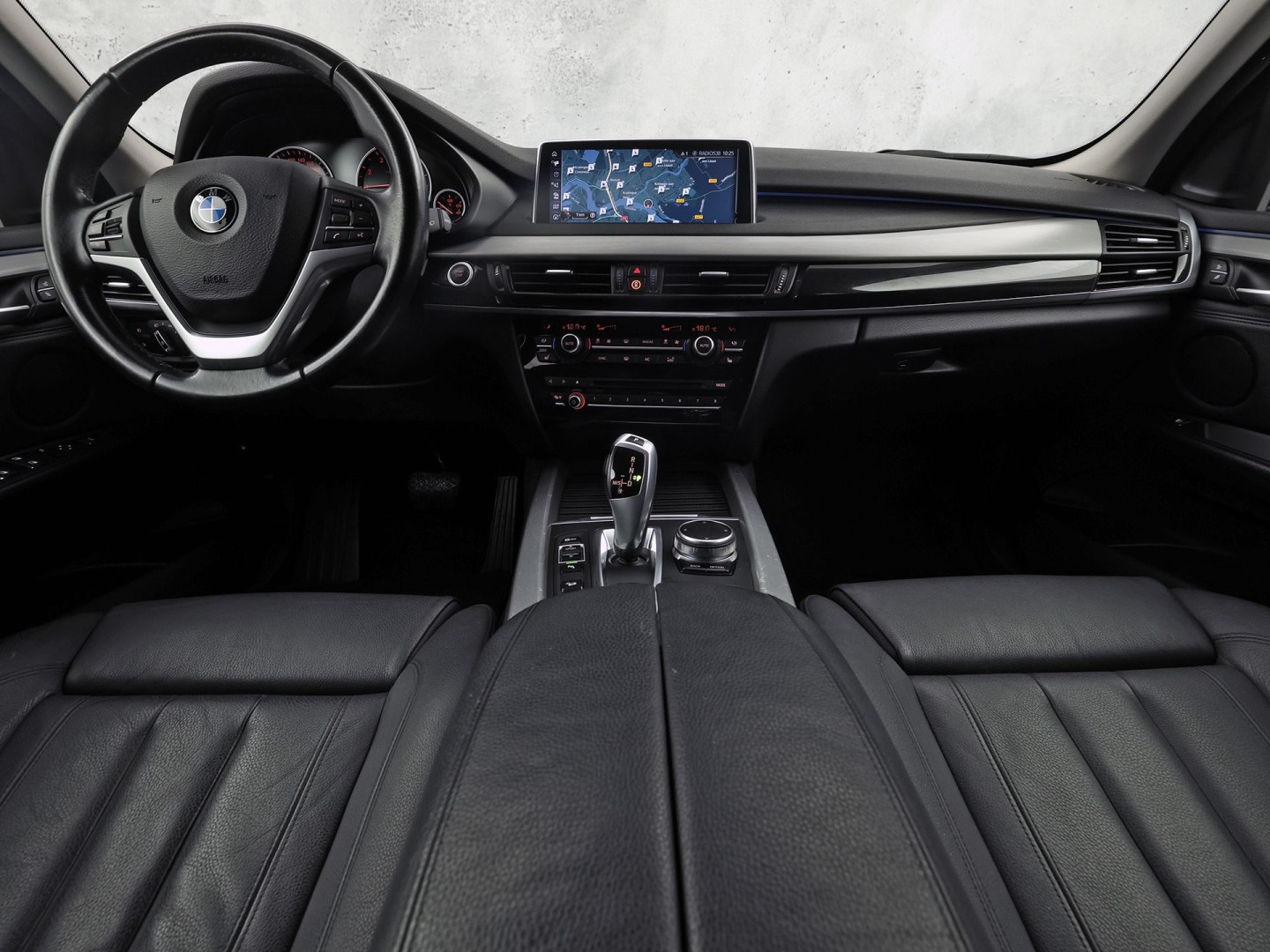BMW X5 xDrive40e iPerformance High Executive 313Pk Automaat (GROOT NAVI, HEAD-UP DISPLAY, COMFORTSTOELEN MET GEHEUGEN, SFEERVERLICHTING, CAMERA, STOELVERWARMING, GETINT GLAS, NIEUWSTAAT)