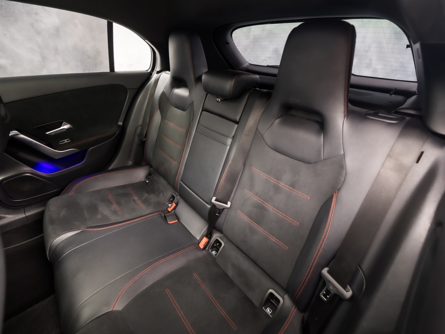 Mercedes-Benz A-Klasse 250 e AMG Sport 218Pk Automaat (PANORAMADAK, GROOT NAVI, SFEERVERLICHTING, CAMERA, GETINT GLAS, SPORTSTOELEN, LEDER/ALCANTARA, STOELVERWARMING, NIEUWSTAAT)