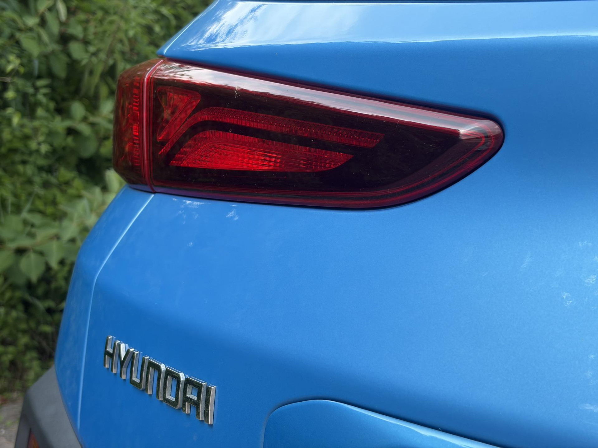 Hyundai Kona 1.0T Essence 2e Eigenaar,Trekhaak,Camera,Carplay,Navi,Clima,Cruise,6 Bak,N.A.P,120pk,Lm velgen,Rijstrooksensor,Pdc,Apk tot 03-2027