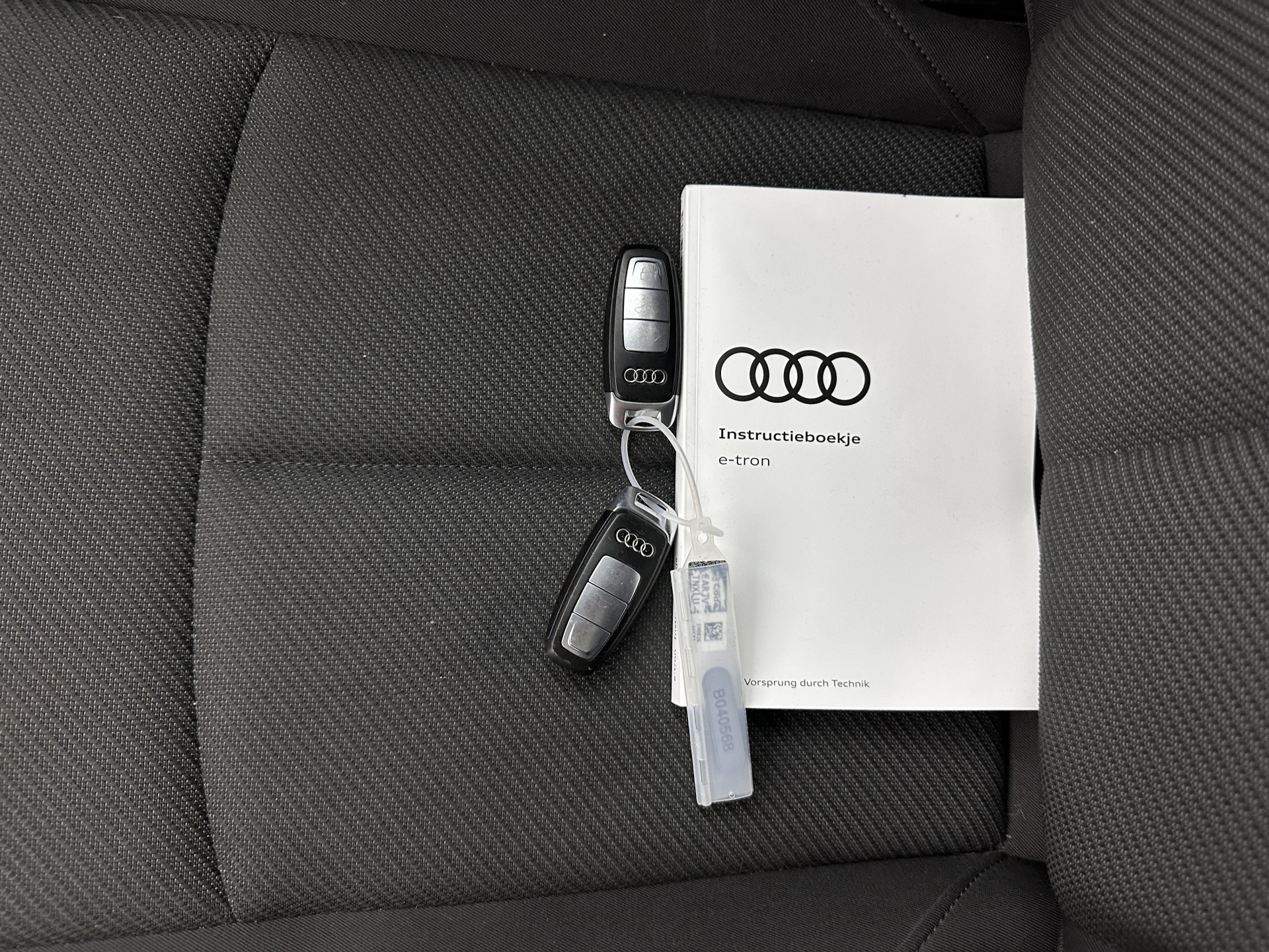 Audi e-tron 50 quattro Business edition 71 kWh [ 3-Fase-11kW ] {SOH-99%} (INCL-BTW) Aut. *HEATPUMP | FULL-LED | DIGI-COCKPIT | NAVI-FULLMAP | MEMORY-PACK |  COMFORTSEATS | KEYLESS | AUDI-SOUND | SHIFTPADDLES | DAB+ | ECC | DRIVE-SELECT | PDC | CRUISE | TO