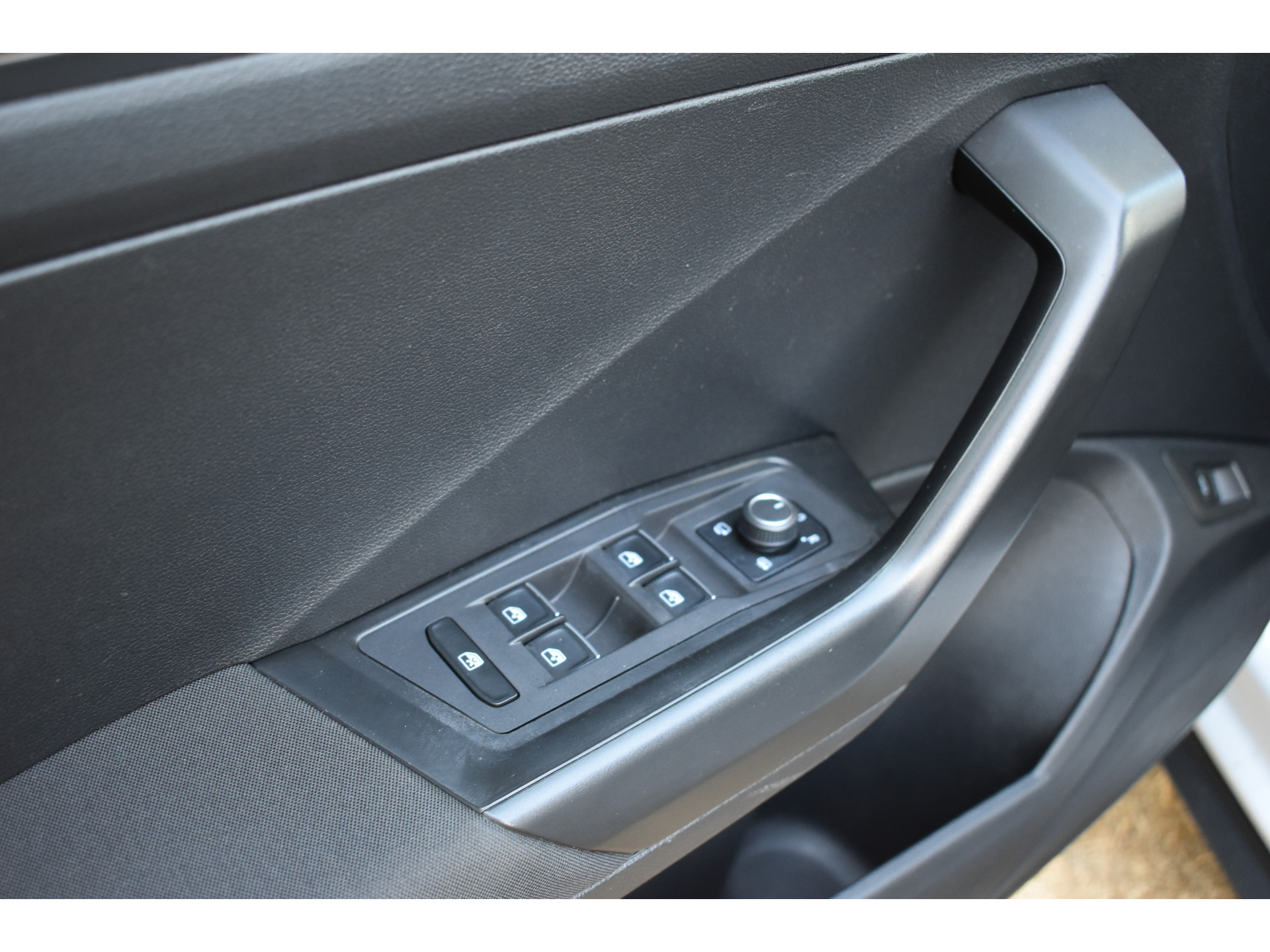 Volkswagen T-Roc 1.5 TSI Sport Business R Carplay Automaat R-line Zwart dak