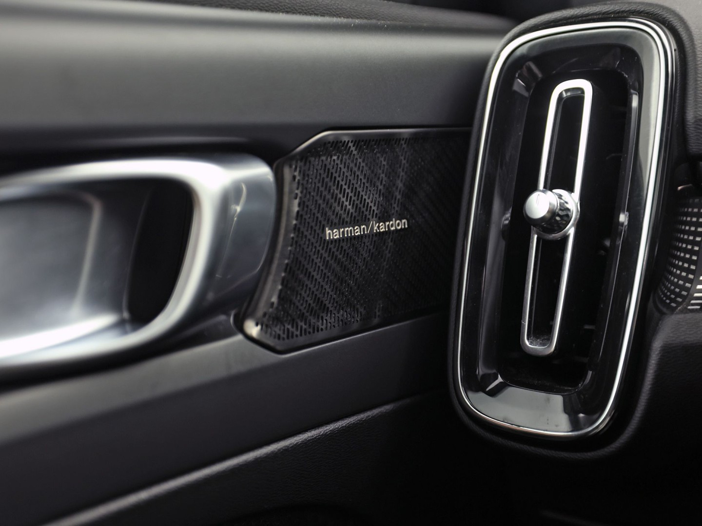 Volvo XC40 1.5 T5 Twin Engine R-Design 252Pk Automaat (PANORAMADAK, GROOT NAVI, CAMERA, HARMAN/KARDON, SPORTSTOELEN, LEDER/ALCANTARA, ELEK ACHTERKLEP, NIEUWE APK,  NIEUWSTAAT)