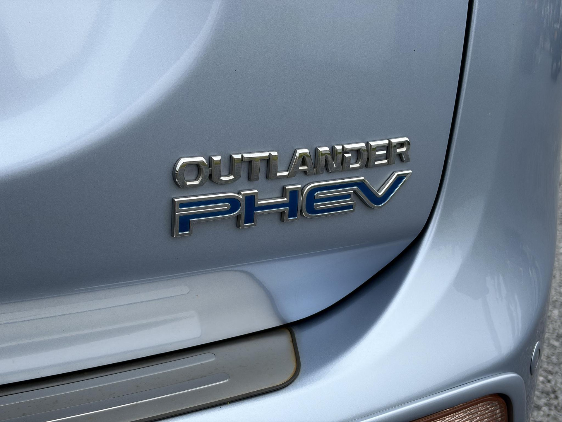 Mitsubishi Outlander 2.0 PHEV Executive Edition Trekhaak,Schuifdak,Leder,Stoelverw-Koeling,Camera,Navi,Keyless,Clima,Cruise,Lm velgen,Pdc,V+A,Rijstrooksensor,Extra velgen,N.A.P,Nieuwe Apk bij Aflevering