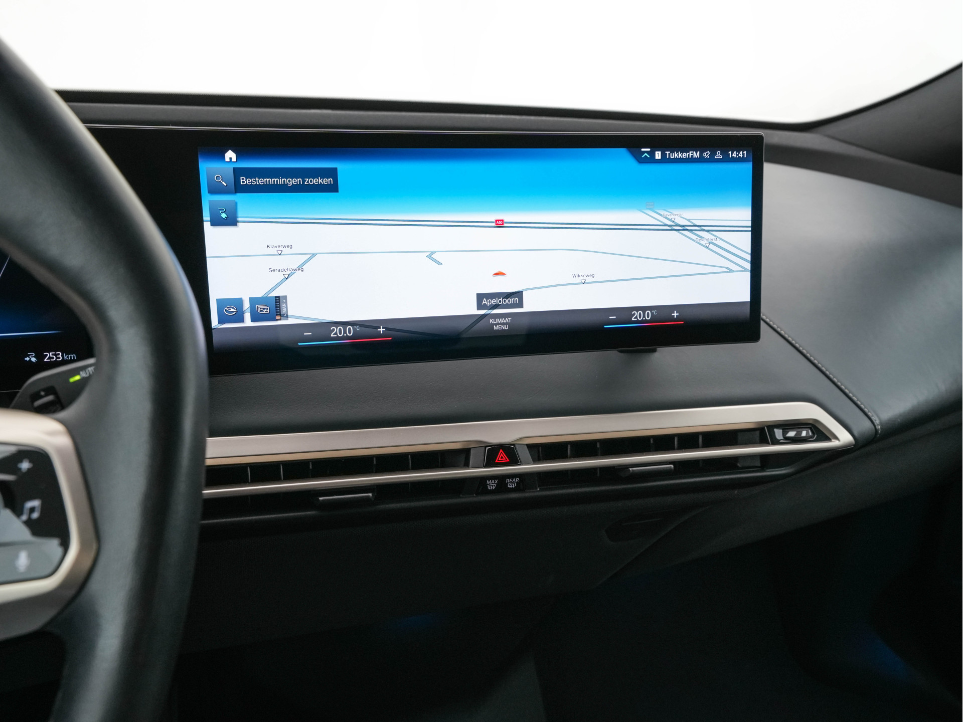 BMW iX xDrive40 High Executive 77 kWh ( 3-Fase ) {SOH-100%} (INCL-BTW) Aut. *PANO | HEAD-UP | HARMAN/KARDON-SURROUND | SOFT-CLOSE | DAB+ | DIGI-COCKPIT | HEATED-COMFORTSEATS | FULL-LED | CARPLAY | TOWBAR | AMBIENT-LIGHT | TOPVIEW | MEMORY-PACK |