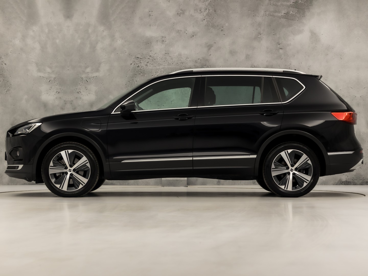 SEAT Tarraco 1.4 TSI e-Hybrid PHEV Xcellence Sport 245Pk Automaat (APPLE CARPLAY, GROOT NAVI, MEMORY SEAT, LEDER, CAMERA, SPORTSTOELEN, STOELVERWARMING, ELEK ACHTERKLEP, GETINT GLAS, NIEUWSTAAT)