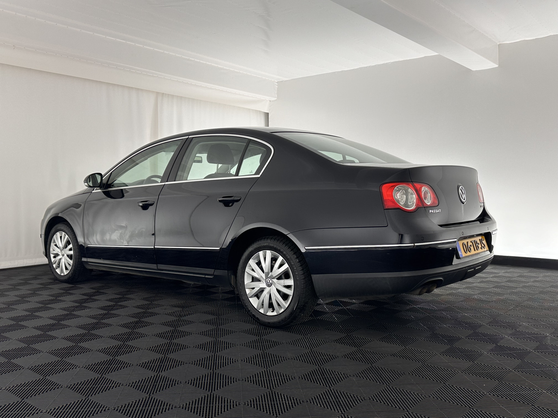 Volkswagen Passat 2.0 FSI Highline Aut. *NAVI-FULLMAP | LEATHER-ALCANTARA | SPORT-SEATS | ECC | HEATED-SEATS | PDC | CRUISE*