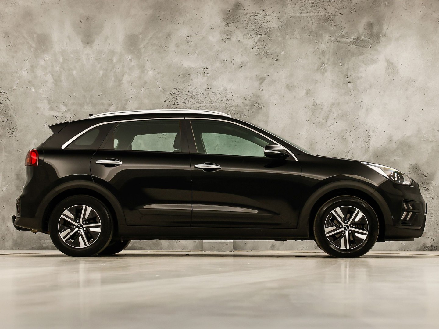 Kia Niro 1.6 GDi Hybrid DynamicLine 141Pk Automaat (APPLE CARPLAY, GROOT NAVI, CAMERA, TREKHAAK, SPORTSTOELEN, ADAPTIVE CRUISE, LANE ASSIST, NIEUWE APK, NIEUWSTAAT)