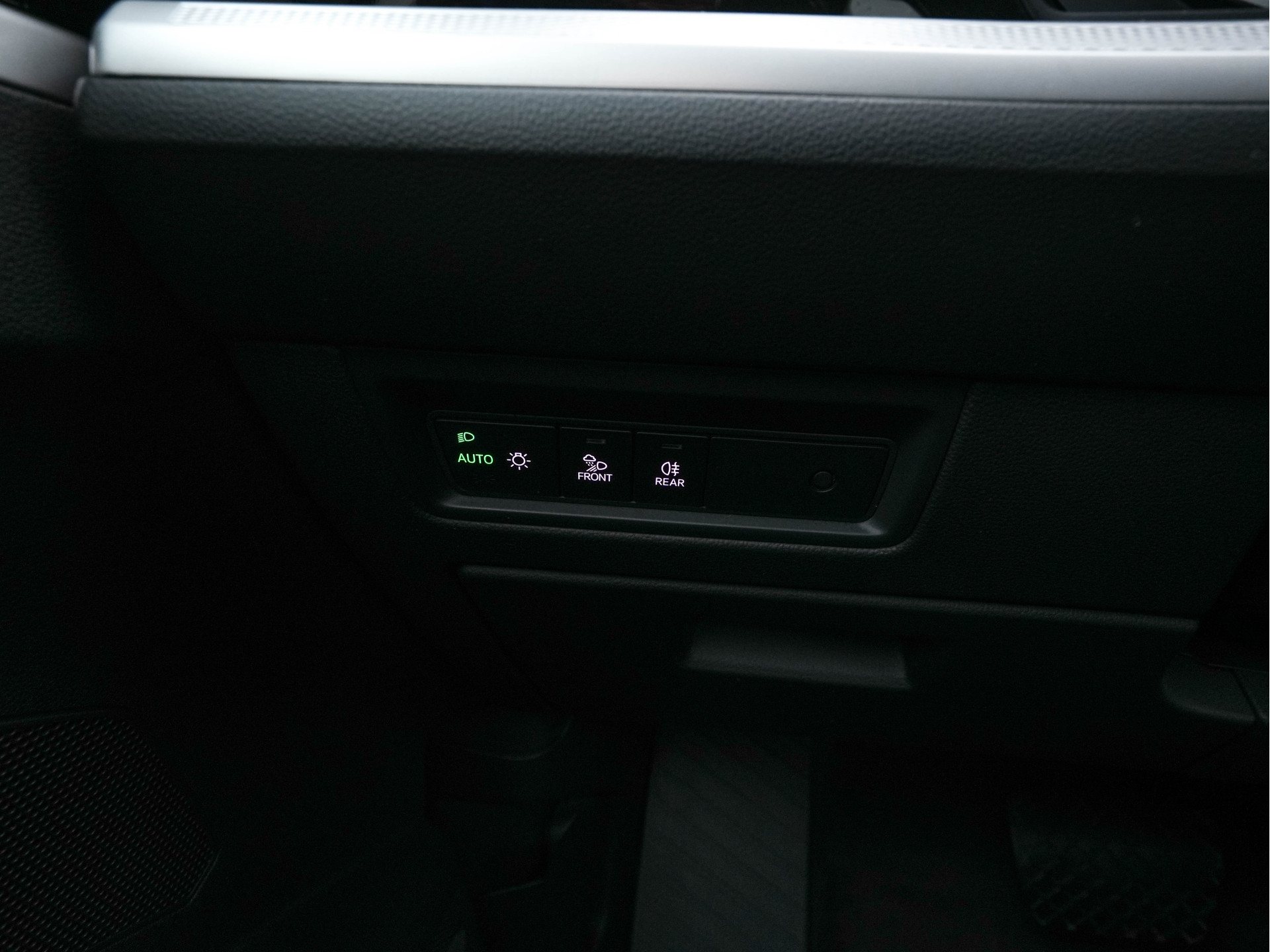 Volkswagen Touareg 3.0 TDI R-Line (INCL-BTW) Aut. *LEATHER | FULL-LED | BLIND-SPOT | HEATED-COMFORTSEATS | AIR-SUSPENSION | KEYLESS | CAMERA | NAVI-FULLMAP | PRIVACY-GLASS | ADAPTIVE-CRUISE |  SHIFT-PADDLES | TOWBAR*