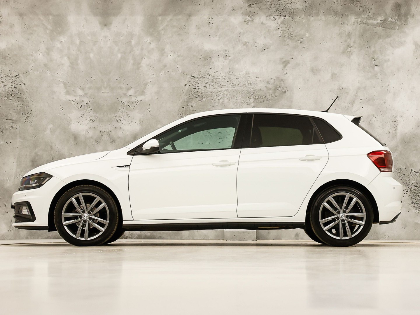 Volkswagen Polo 1.0 TSI R-Line Sport Automaat (VIRTUAL COCKPIT, ZWART HEMEL, GROOT NAVI, CLIMATE, LEDER, SPORTSTOELEN, GETINT GLAS, LM VELGEN, ADAPTIVE CRUISE, NIEUWSTAAT)