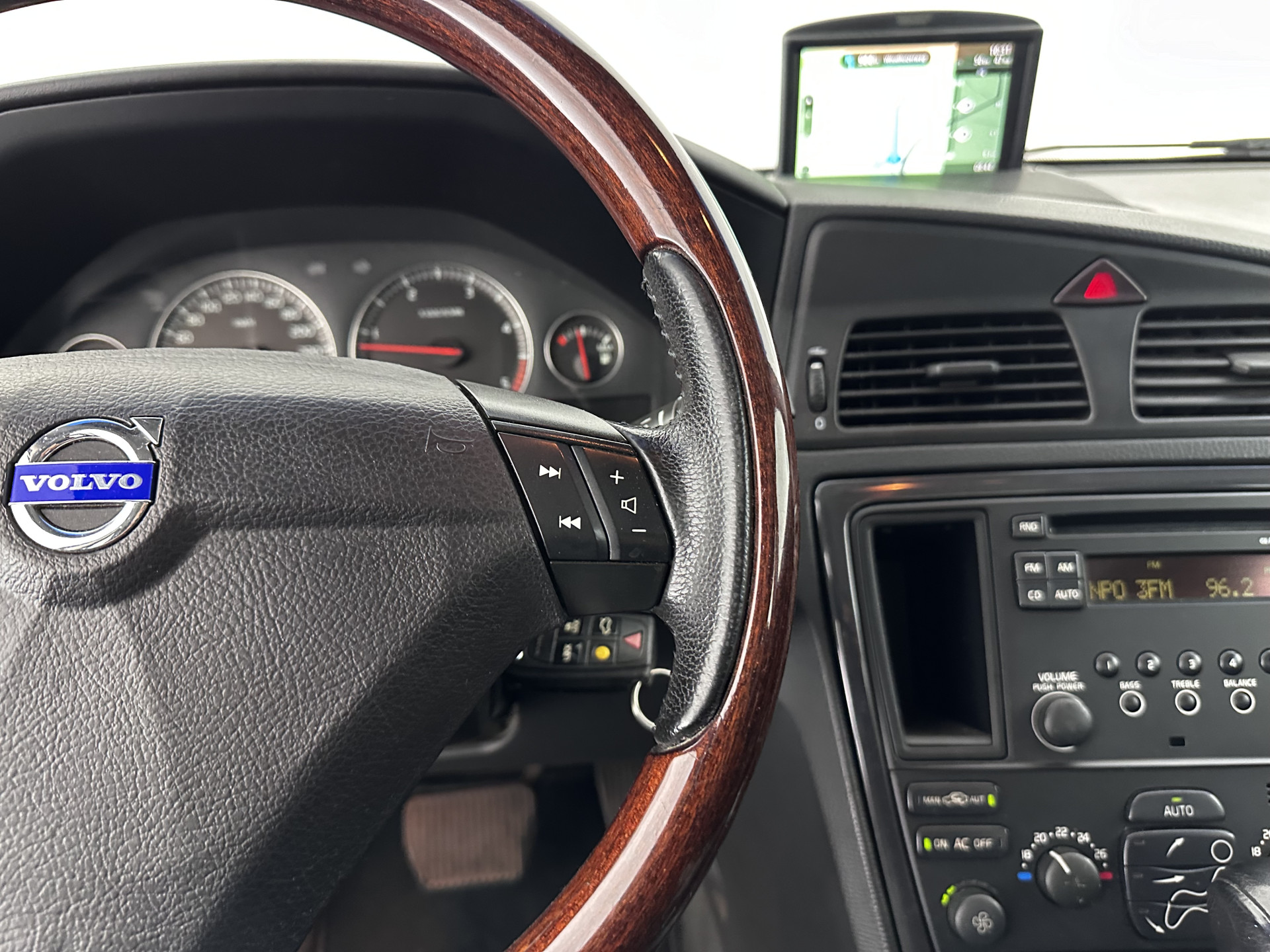 Volvo S60 2.4 D5 Momentum Aut.*NAVI-FULLMAP | LEATHER-FABRIC | ECC | CRUISE | PDC | TOWBAR | HEATED-COMFORTSEATS | 17"ALU*