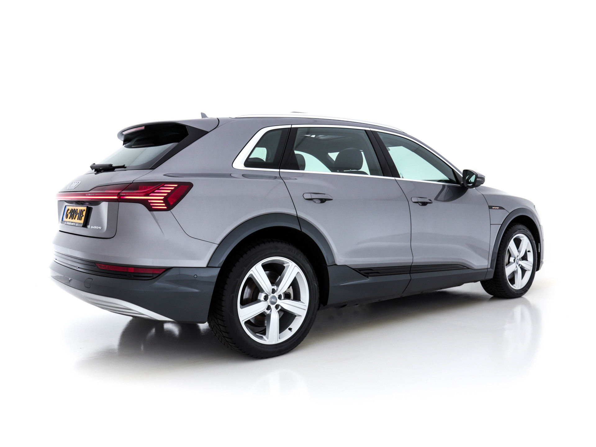 Audi e-tron 55 Quattro S-line 95 kWh [ 3-Fase ] (INCL-BTW) *PANO | FULL-LED | NAVI-FULLMAP | KEYLESS | LEATHER-ALCANTARA | AIR-SUSPENSION | CRUISE | DIGI-COCKPIT | MEMORY-PACK | SHIFT-PADDLES | HEATED-SPORTSEATS | 20"ALU*
