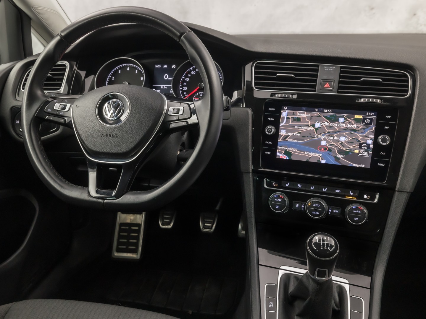 Volkswagen Golf 1.5 TSI 131PK Sportline (APPLE CARPLAY, GROOT NAVI, 4 CILINDER, CLIMATE, LED KOPLAMPEN, STOELVERWARMING, SPORTSTOELEN, GETINT GLAS, LM VELGEN, ADAPTIVE CRUISE, PARKEERSENSOREN, NIEUWSTAAT)