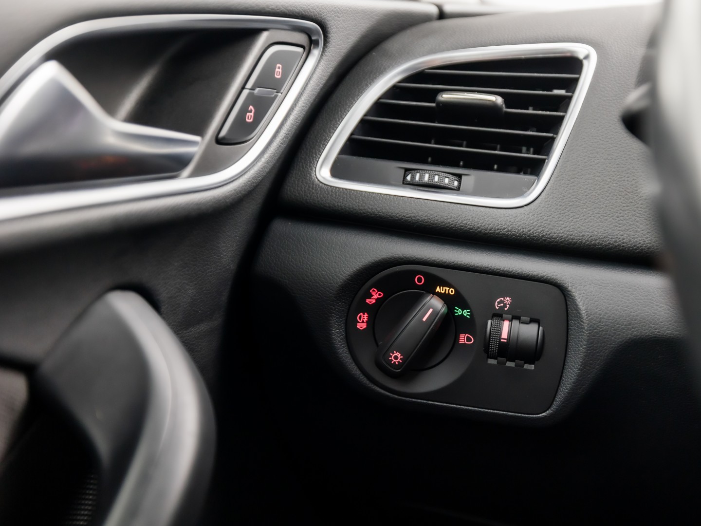 Audi Q3 1.4 TFSI Sport 150Pk Automaat (NAVIGATIE, CLIMATE, STOELVERWARMING, GETINT GLAS, SPORTSTOELEN, BLUETOOTH, NIEUWE APK, NIEUWSTAAT)