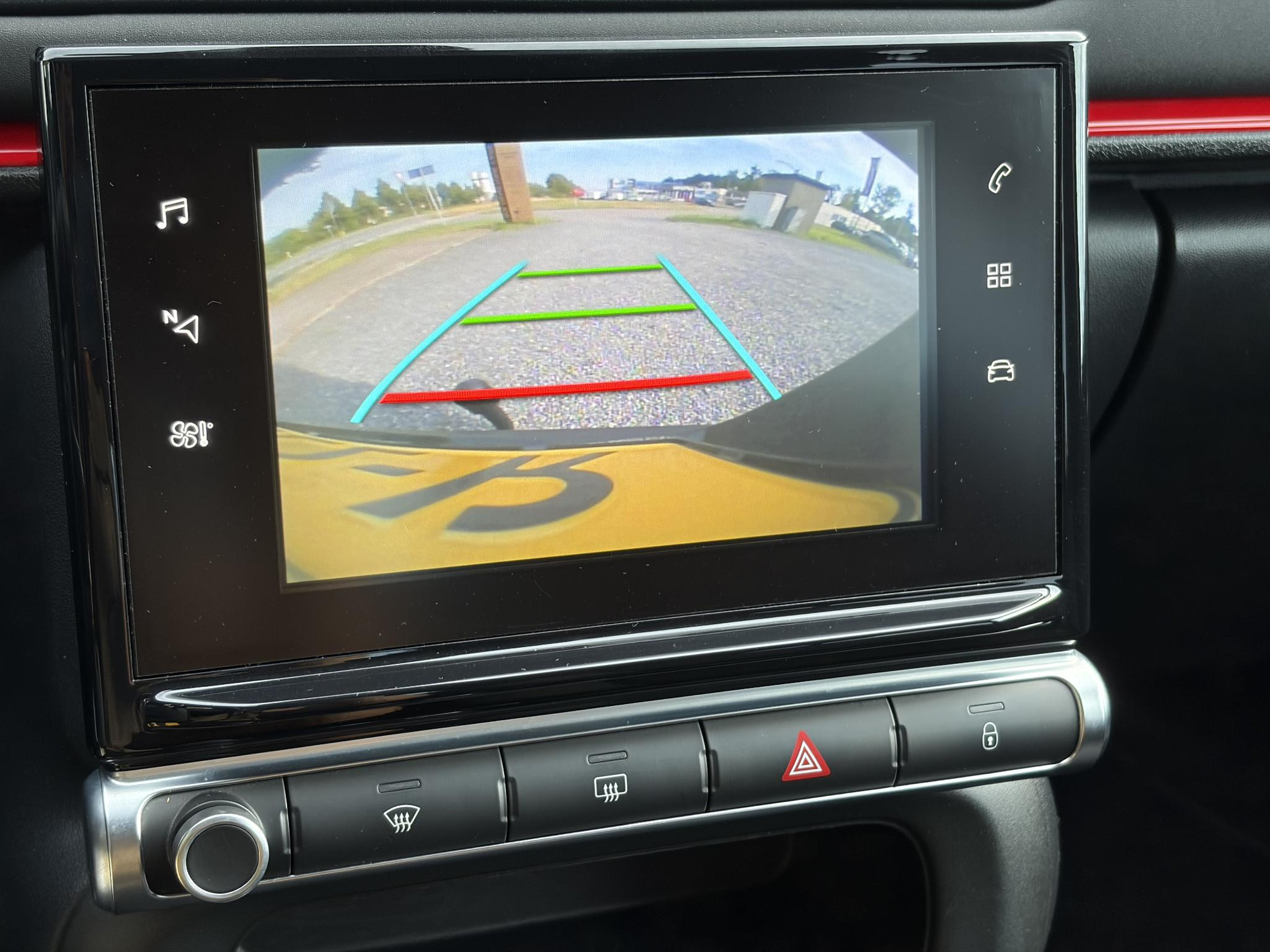 Citroen C3 1.2 PureTech Shine ✓2e Eigenaar✓Camera✓Carplay✓Navi✓Trekhaak✓Pdc✓Clima✓Cruise✓17''Lm velgen✓Rijstrooksensor✓N.A.P✓Apk tot 04-2027