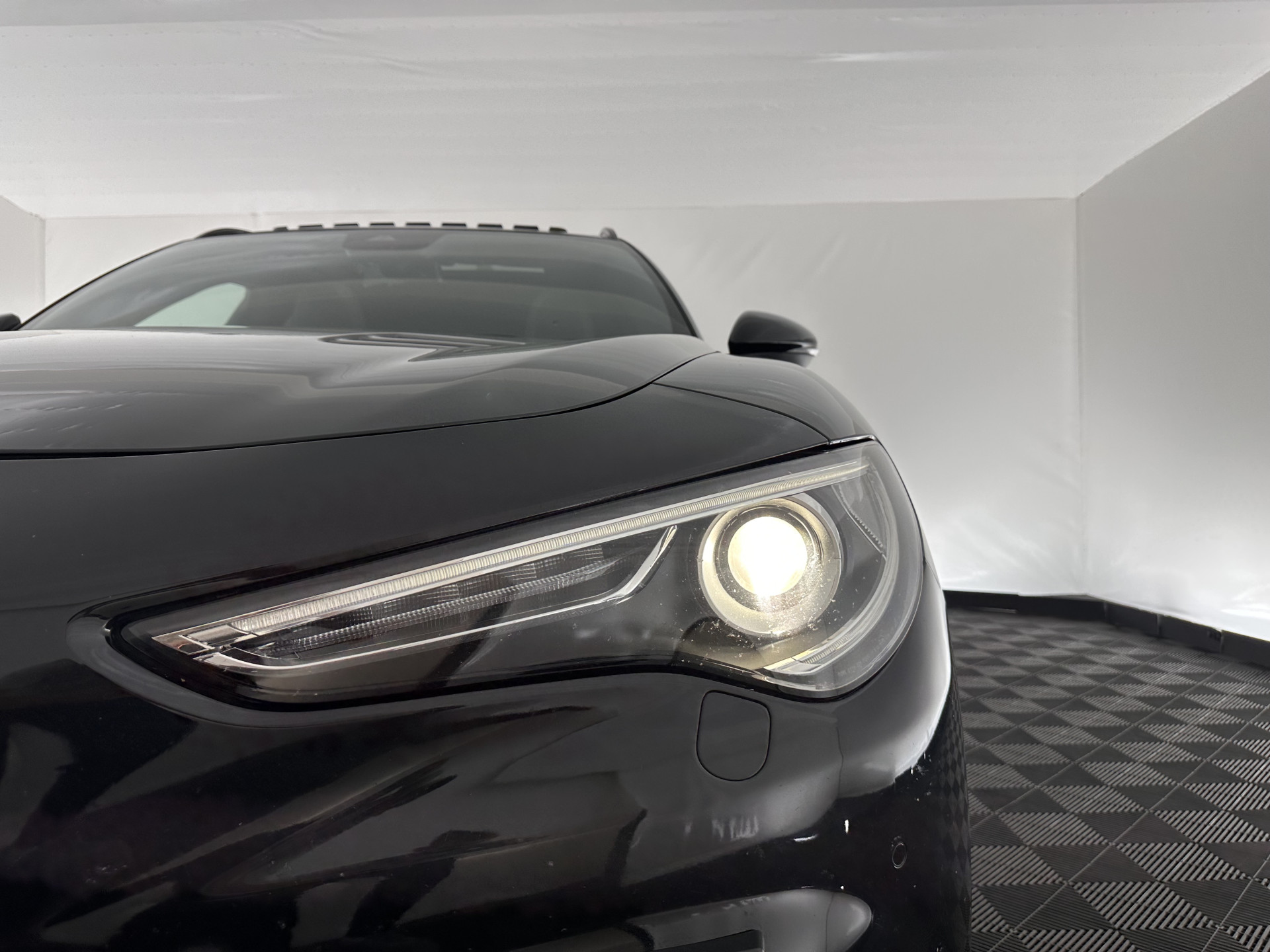 Alfa Romeo Stelvio 2.9 V6 AWD Quadrifoglio (INCL-BTW) Aut. *PANO | LEATHER-ALCANTARA | XENON | ADAPTIVE-CRUISE | BLIND-SPOT | HARMAN/KARDON | MEMORY-PACK | HEATED-SPORTSEATS | DAB+ | KEYLESS | CARPLAY | NAVI-FULLMAP | CARBON-INLAY |..