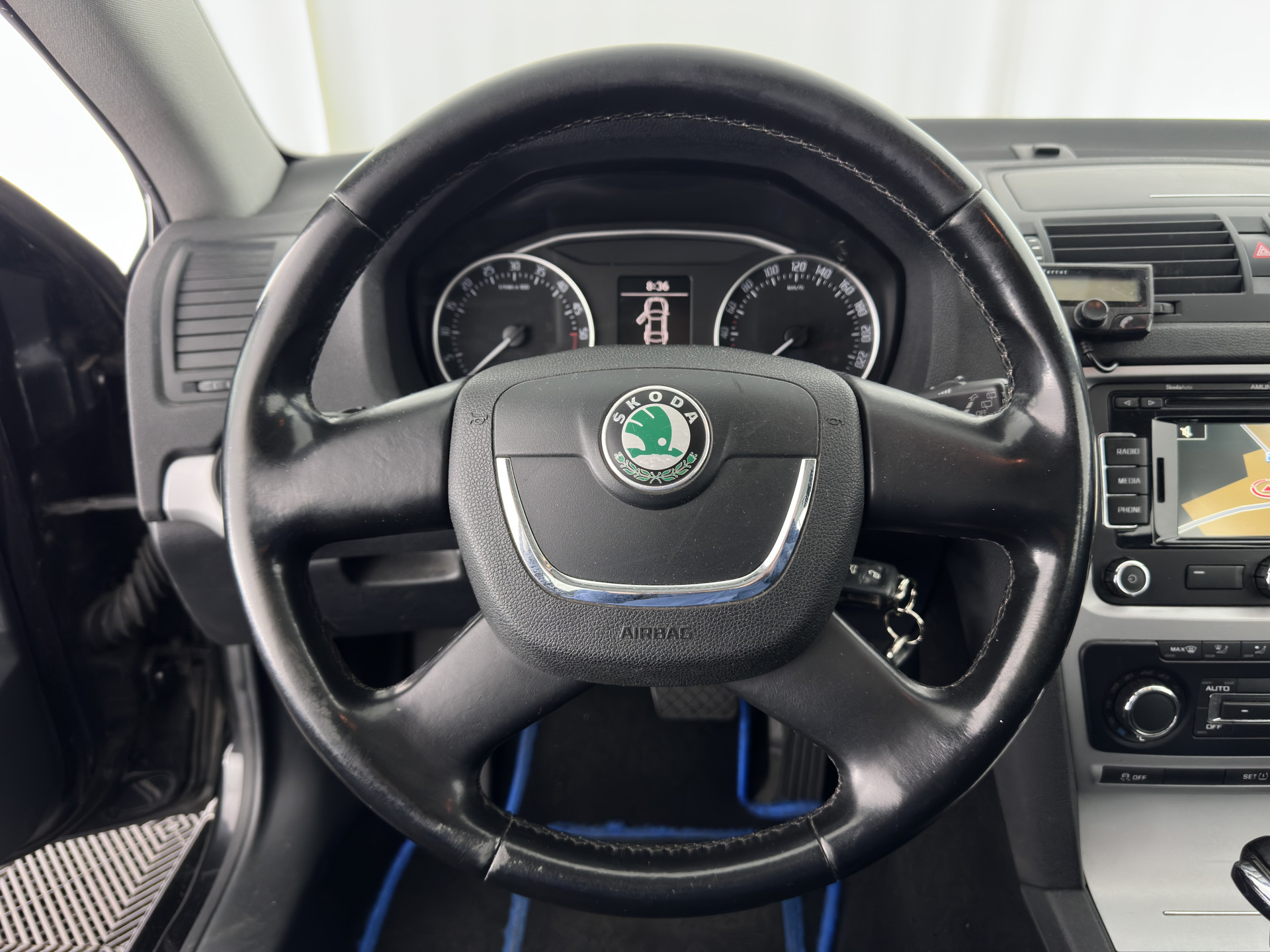 ŠKODA Octavia Combi 1.6 TDI Ambition Business Line Aut. *NAVI-FULLMAP | AIRCO | CRUISE | AMUNDSEN-AUDIO | PDC | COMFORT-SEATS | TOWBAR | 15''ALU*