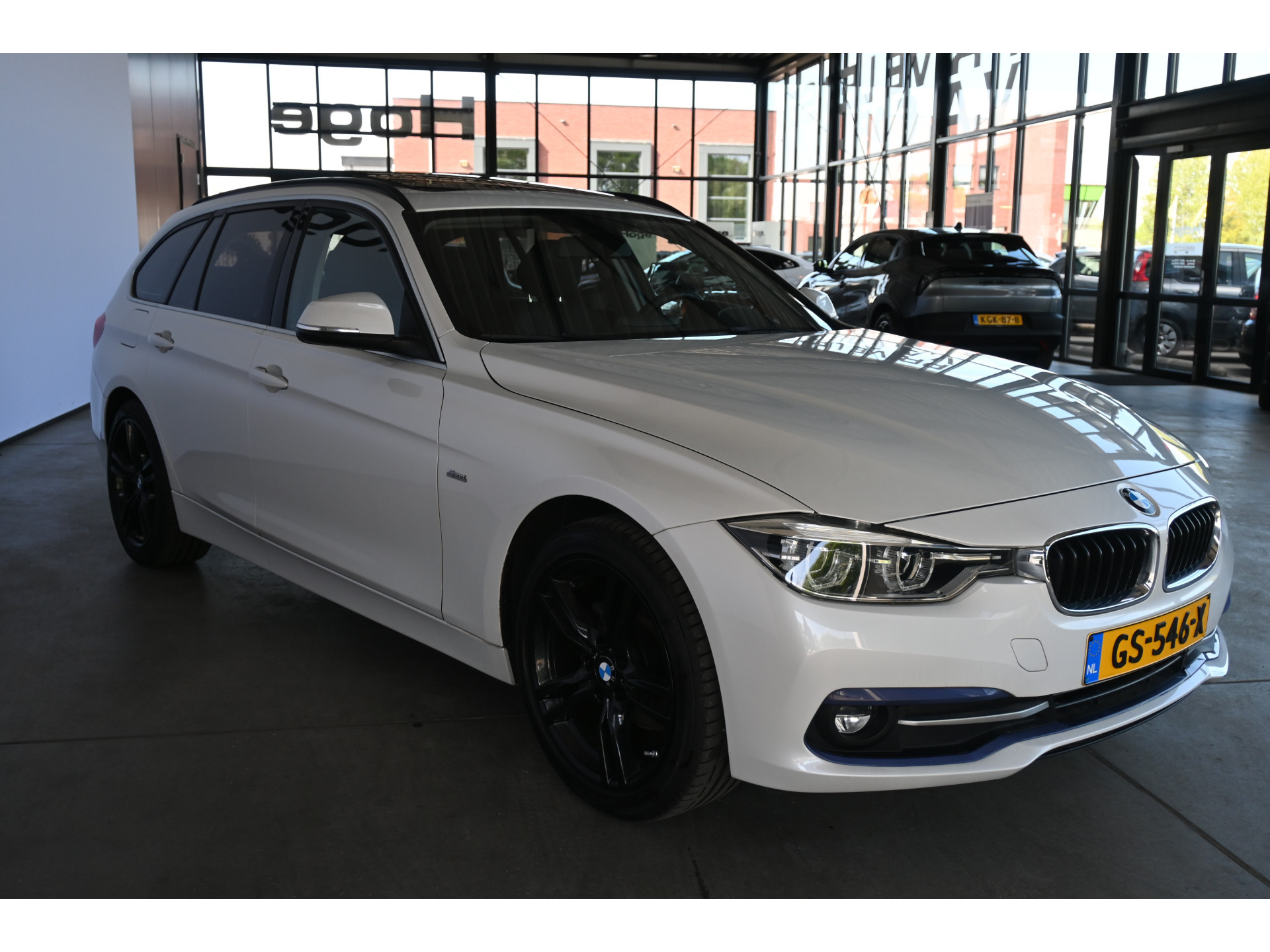 BMW 3-serie Touring 318i Luxury Clima Navigatie LED Panoramadak 18'Inch Goed Onderhouden! Inruil Mogelijk!