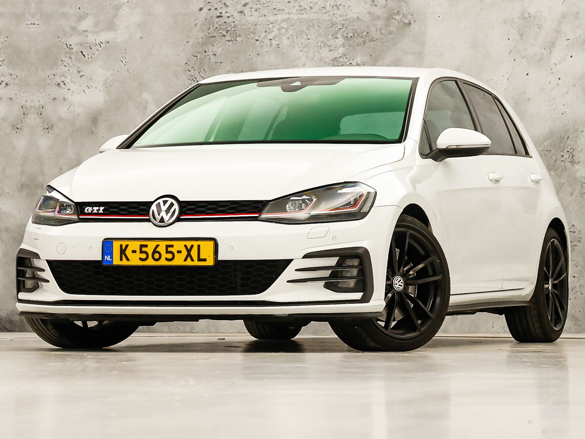 Volkswagen Golf 2.0 TSI GTI Performance 245Pk Automaat (VIRTUAL COCKPIT, APPLE CARPLAY, GROOT NAVI, MODE KNOP, DYNAUDIO, CAMERA, STOELVERWARMING, ADAPTIVE CRUISE, DODEHOEK DETECTOR, NIEUWSTAAT)