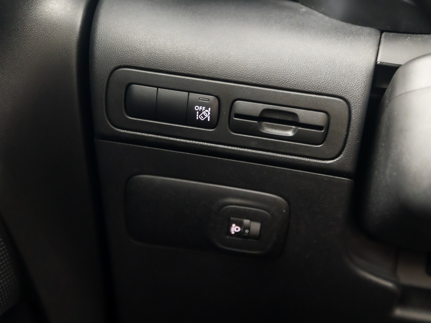 Citroën C3 Aircross 1.2 PureTech S&S Sport (APPLE CARPLAY, GROOT NAVI, LM VELGEN, TREKHAAK, GETINT GLAS, SPORTSTOELEN, CRUISE, NIEUWE APK, NIEUWSTAAT)