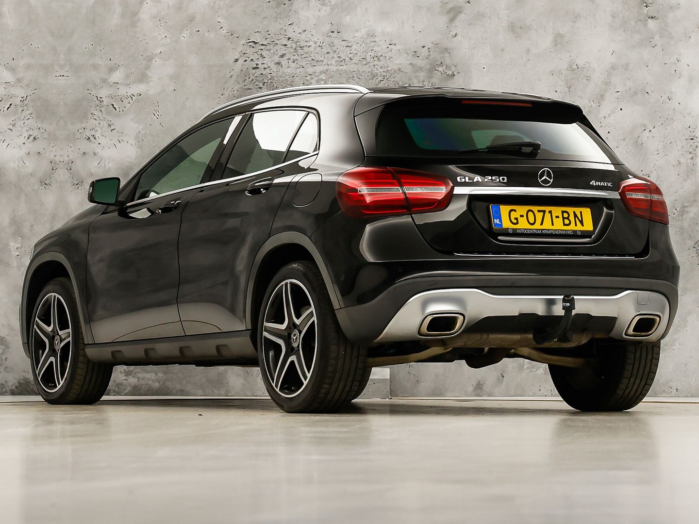 Mercedes-Benz GLA-klasse 250 4Matic Premium AMG Sport 211Pk Automaat (PANORAMADAK, MEMORY SEATS, GROOT NAVI, CAMERA, TREKHAAK, SPORTSTOELEN, GETINT GLAS, BRUIN LEDER, STOELVERWARMING, NIEUWSTAAT)