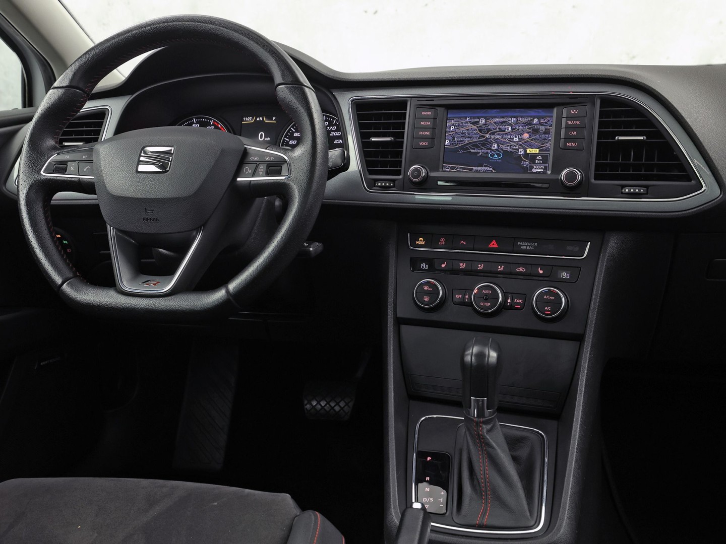 SEAT Leon 1.4 TSI FR Sport 150Pk Automaat (PANORAMADAK, NAVIGATIE, CLIMATE, STOELVERWARMING, SPORTSTOELEN, LED KOPLAMPEN, CRUISE, PARKEERSENSOREN, NIEUWSTAAT)