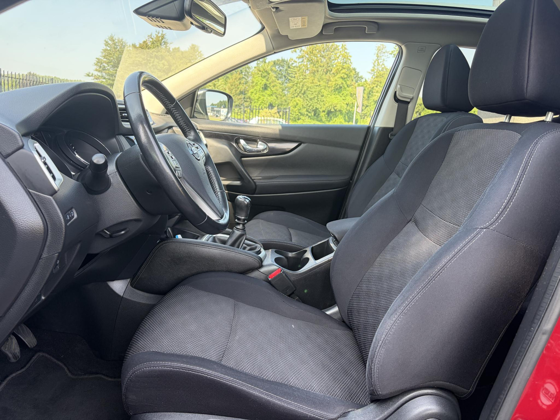 Nissan Qashqai 1.2 N-Connecta 360° Camera,Pano,Trekhaak,Navi,Clima,Cruise,Pdc V+A,Lm velgen,6 Bak,Dakrails,N.A.P,115pk,Apk tot 11-2026