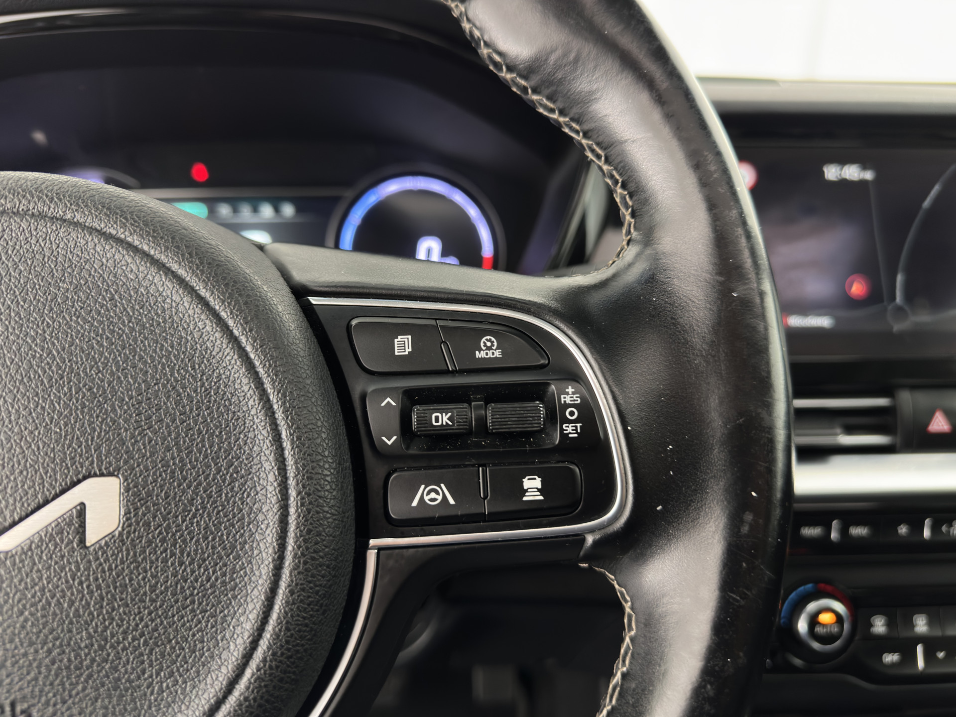 Kia e-Niro ExecutiveLine 64 kWh [ 3-Fase ] {SOH-100%} (INCL-BTW) Aut. *PANO | LEATHER | JBL-AUDIO | FULL-LED | NAVI-FULLMAP | DAB | ADAPTIVE-CRUISE | CAMERA | MEMORY-PACK | LANE-ASSIST | CCS-FASTLOADER | KEYLESS | DIGI-COCKPIT | 17"ALU*