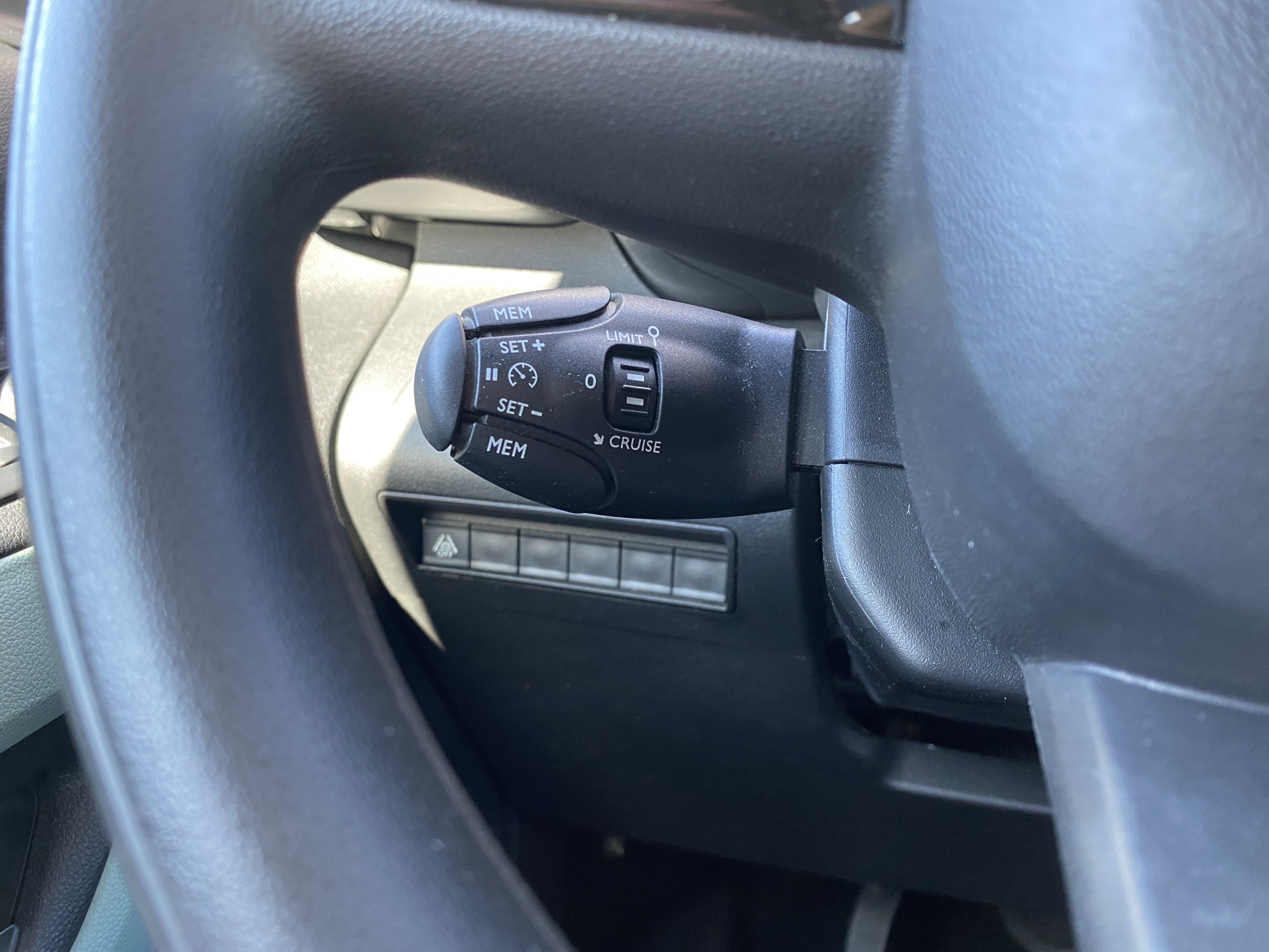 Citroën Berlingo 1.2 PureTech Feel | dealer onderh. | navigatie | cruise control | airco | parkeersensoren | all season banden