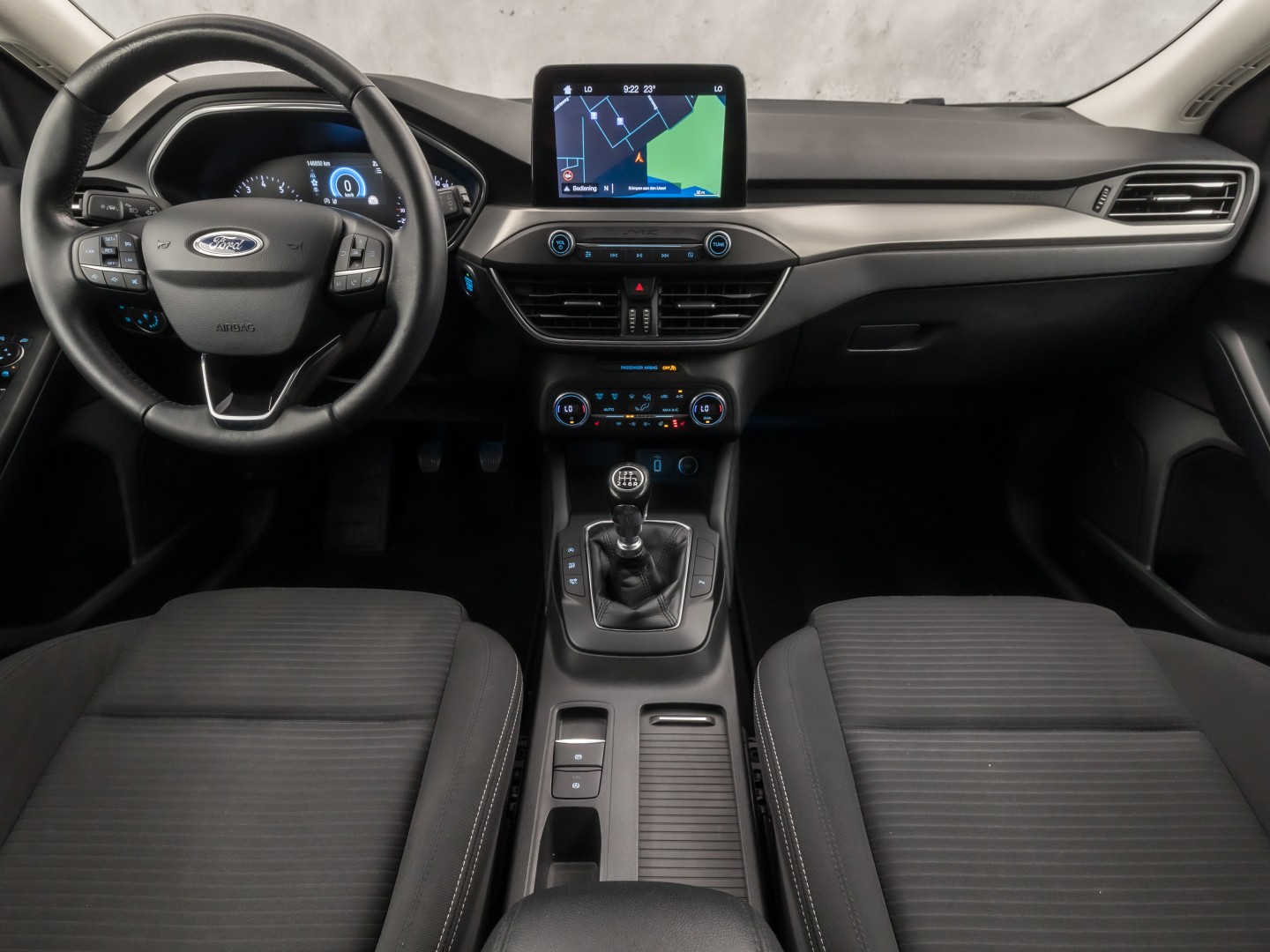 Ford Focus Wagon 1.0 EcoBoost Titanium Sport (APPLE CARPLAY, GROOT NAVI, STUUR/STOELVERWARMING, KEYLESS, SPORTSTOELEN, GETINT GLAS, LM VELGEN, CRUISE, NIEUWSTAAT)