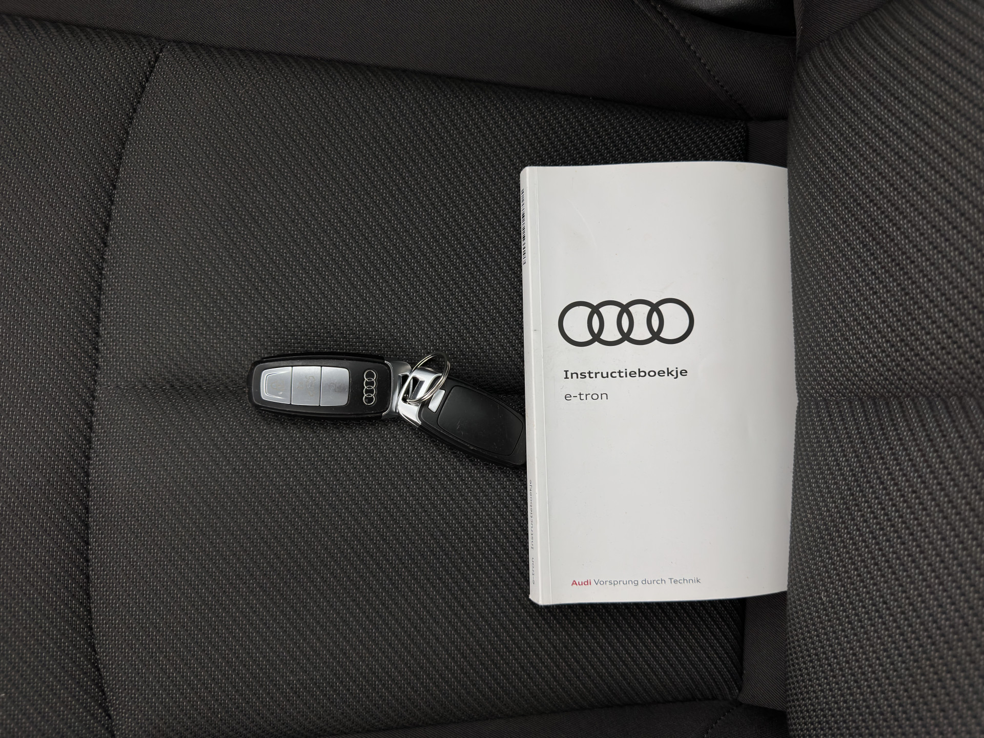 Audi e-tron 50 Quattro *ELECTRO-MOTOR AUDIBLE* Launch edition 71 kWh [ 3-Fase ] {SOH-100%} (INCL-BTW) Aut. *FULL-LED | DIGI-COCKPIT | NAVI-FULLMAP | HEATED-COMFORTSEATS | KEYLESS | AUDI-SOUND | SHIFT-PADDLES | ECC | PDC | CRUISE | 20''ALU*