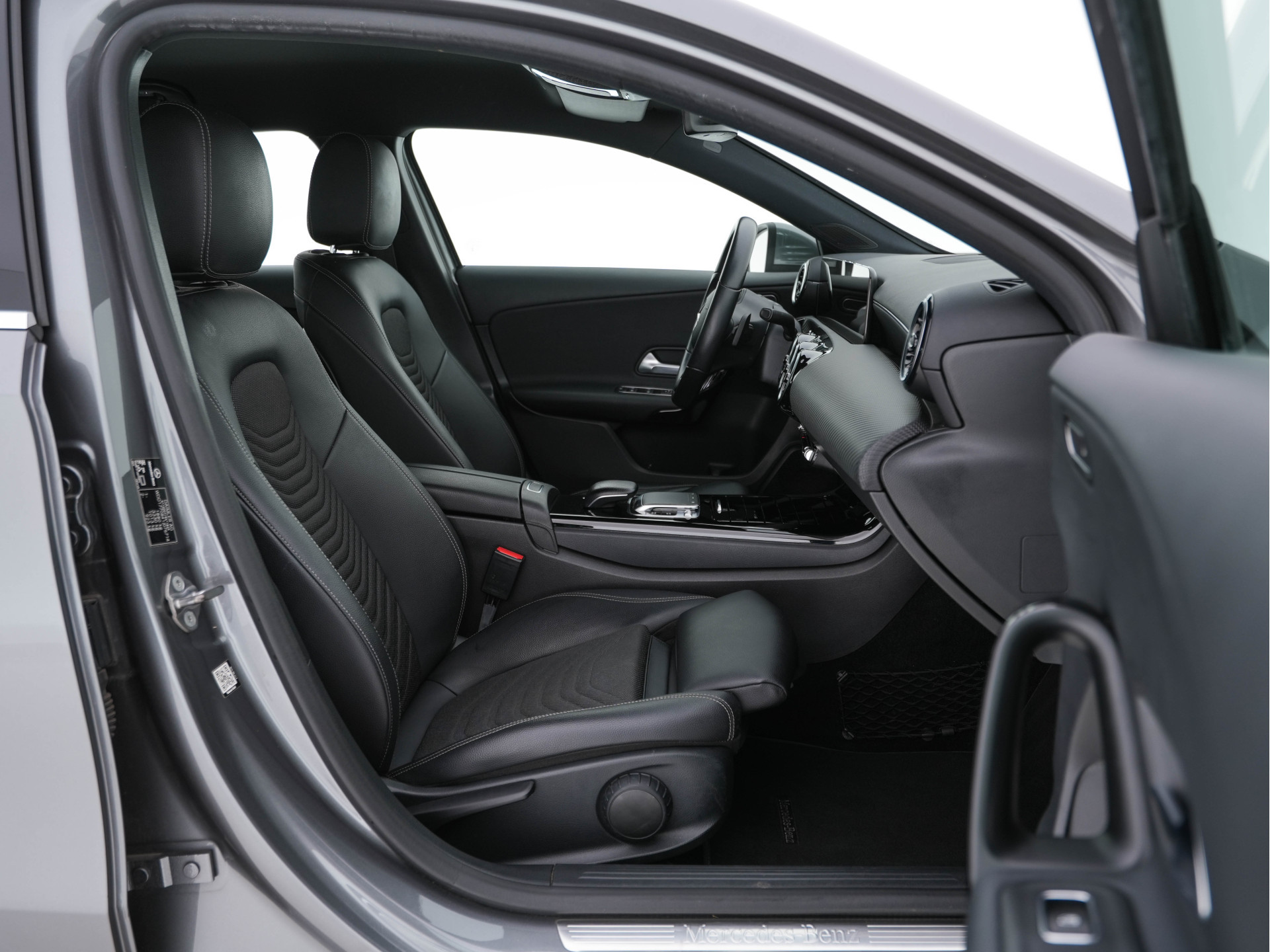 Mercedes-Benz A-klasse 180 Advantage Style-Pack (INCL-BTW) Aut. *WIDESCREEN-DIGI-COCKPIT | LEATHER-MICROFIBRE | CAMERA | NAVI-FULLMAP | ECC | PDC | CRUISE | CARPLAY | HEATED-SPORTSEATS | CARBON-INLAY | DAB | SHIFT-PADDLES | 16"ALU*