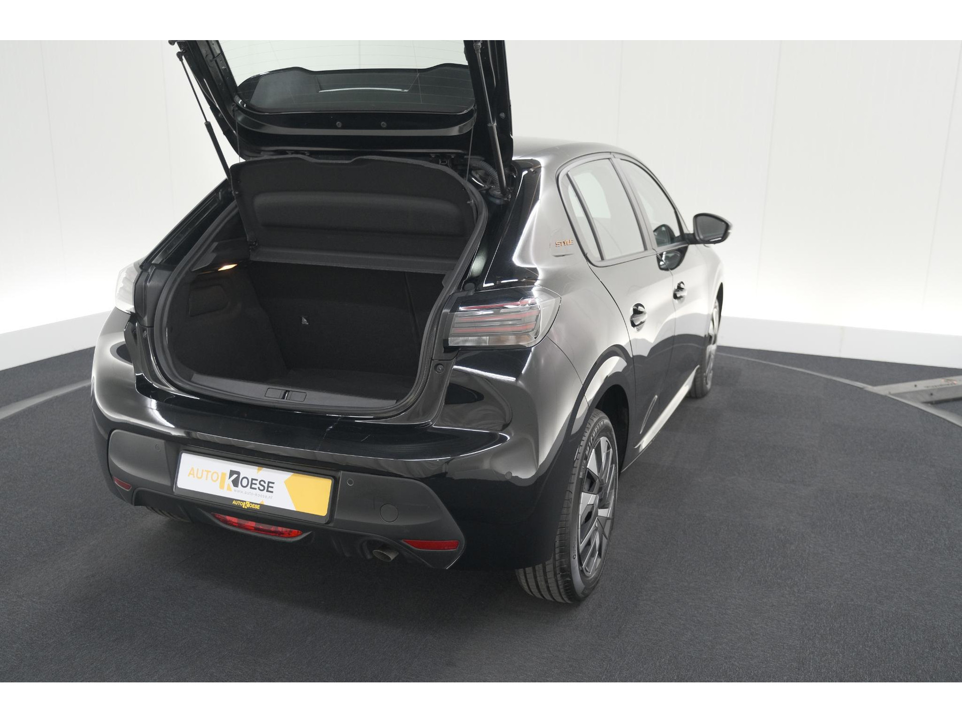 Peugeot 208 1.2 Hybrid 110 e-DCS6 Style | Parkeersensoren | Apple Carplay | Cruise Control | Airco