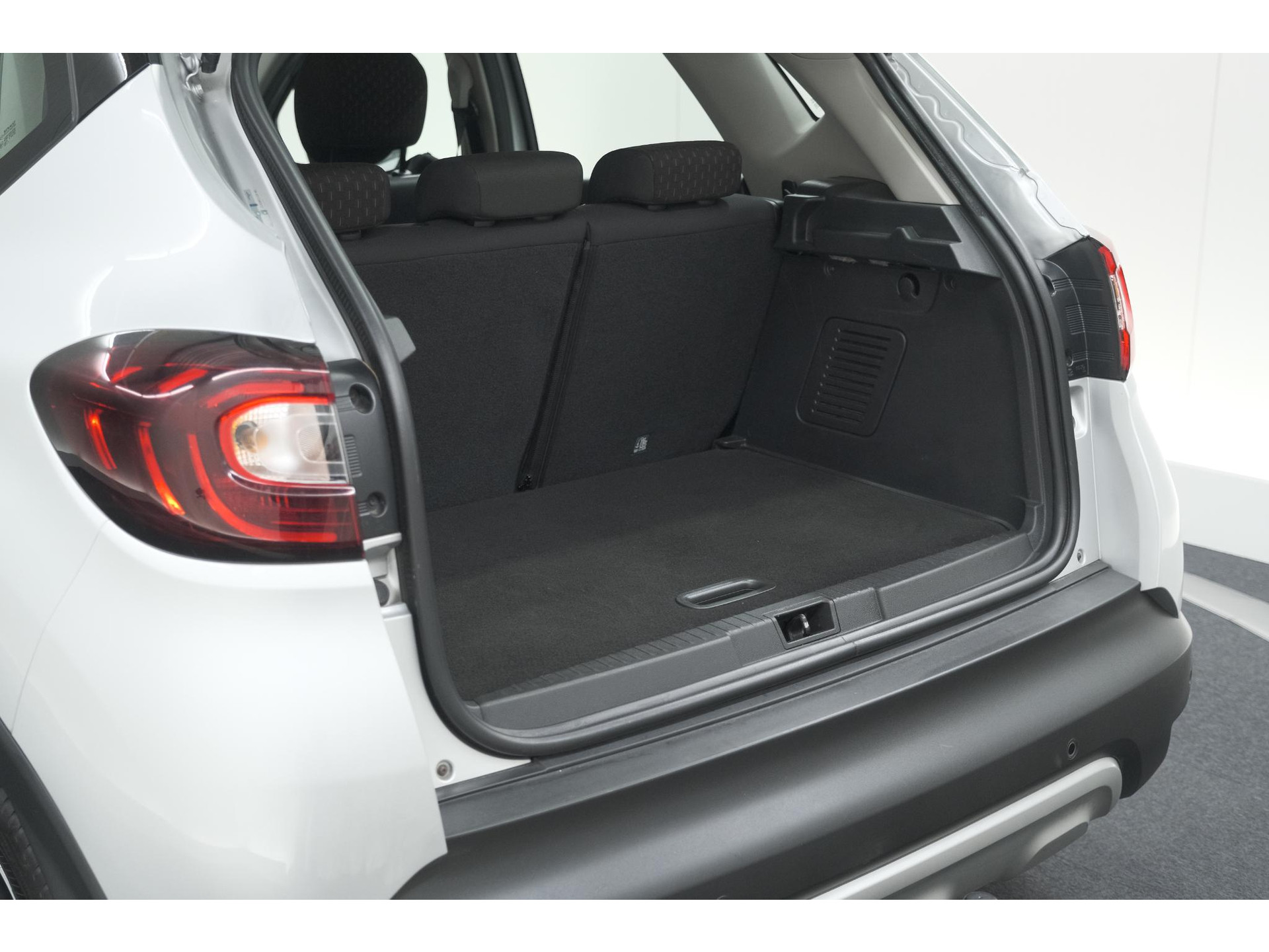 Renault Captur TCe 90 Intens | Trekhaak | AllSeason banden | Navigatie | Parkeersensoren