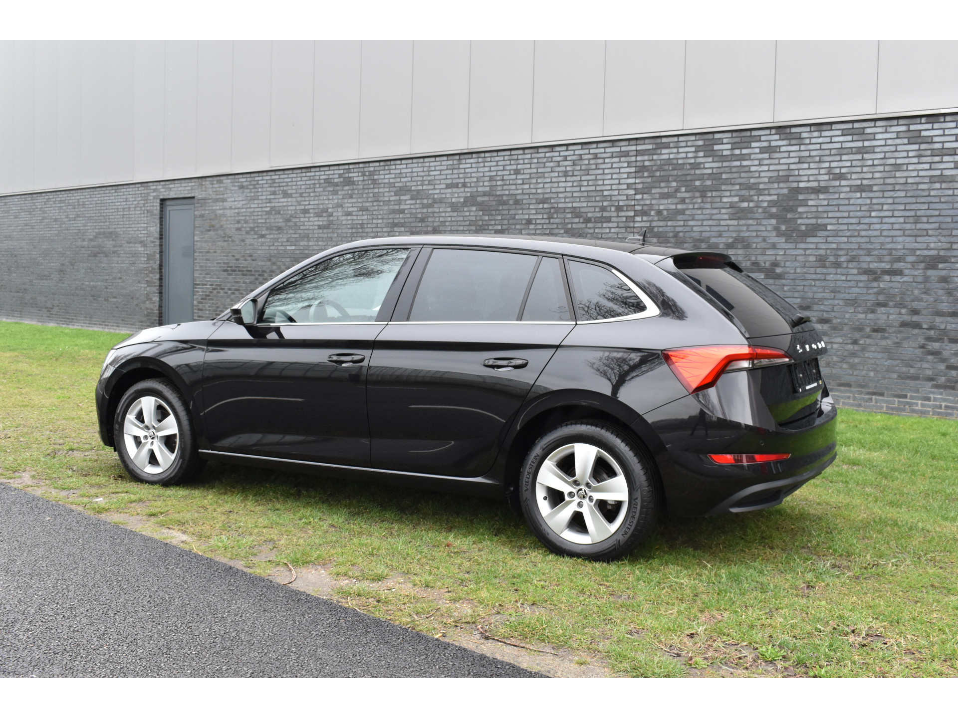 ŠKODA Scala 1.0 TSI Ambition Automaat Carplay Navigatie Front/lane assist Stoelverwarming Parkeer sensoren