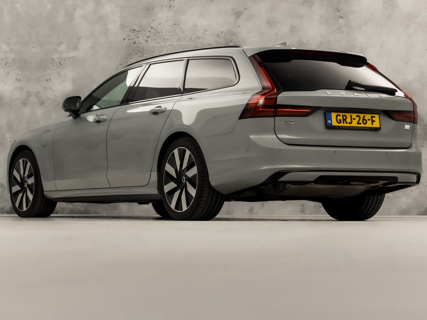 Volvo V90 2.0 T6 Plug-in hybrid AWD Ultimate Dark 350Pk Automaat (PANORAMADAK, HARMAN/KARDON, LUCHTVERING, MEMORY SEATS, 360 CAMERA, HEAD-UP DISPLAY, STUUR/STOELVERWARMING, ZWART HEMEL, NIEUWSTAAT)