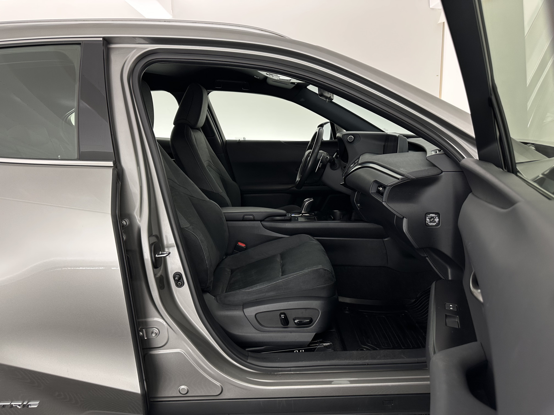 Lexus UX 300e Business 54 kWh (INCL-BTW) *HEATPUMP | MICROFIBRE | DIGI-COCKPIT | FULL-LED | NAVI-FULLMAP | DAB+ | KEYLESS | CAMERA | COMFORTSEATS | ECC | CARPLAY | SHIFTPADDLES | BLINDSPOT | ADAPTIVE-CRUISE | 17''ALU*