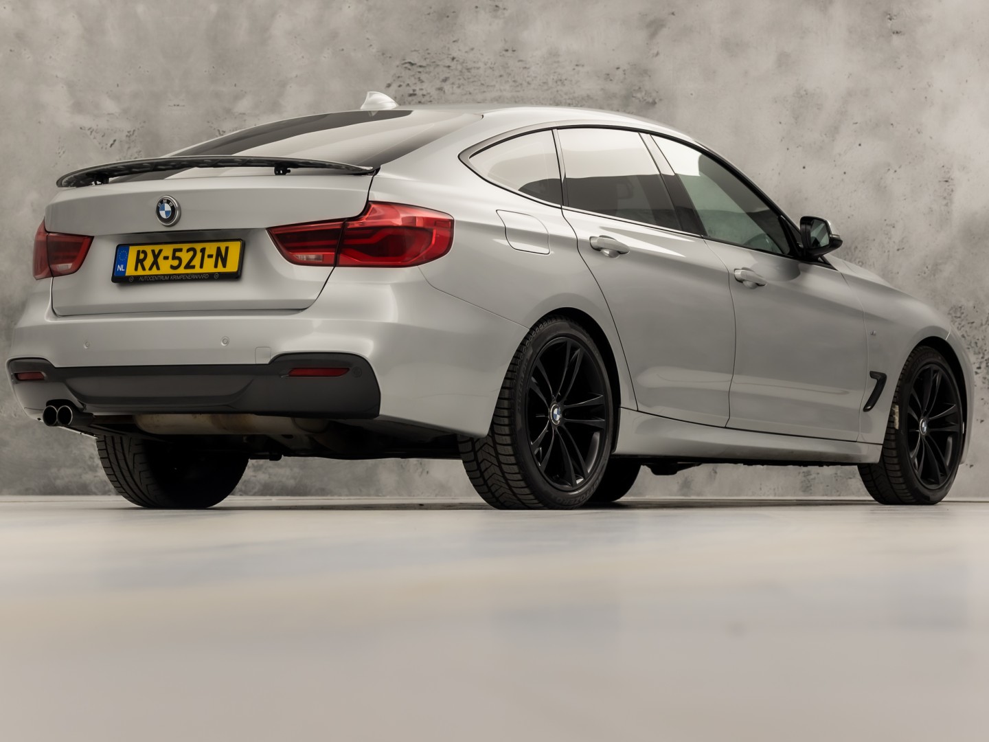 BMW 3 Serie GT 320i M Sport High Executive 184Pk Automaat (GROOT NAVI, M PAKKET, STOELVERWARMING, LEDER, SPORTSTOELEN, GETINT GLAS, PARKEERSENSOREN, NIEUWSTAAT)