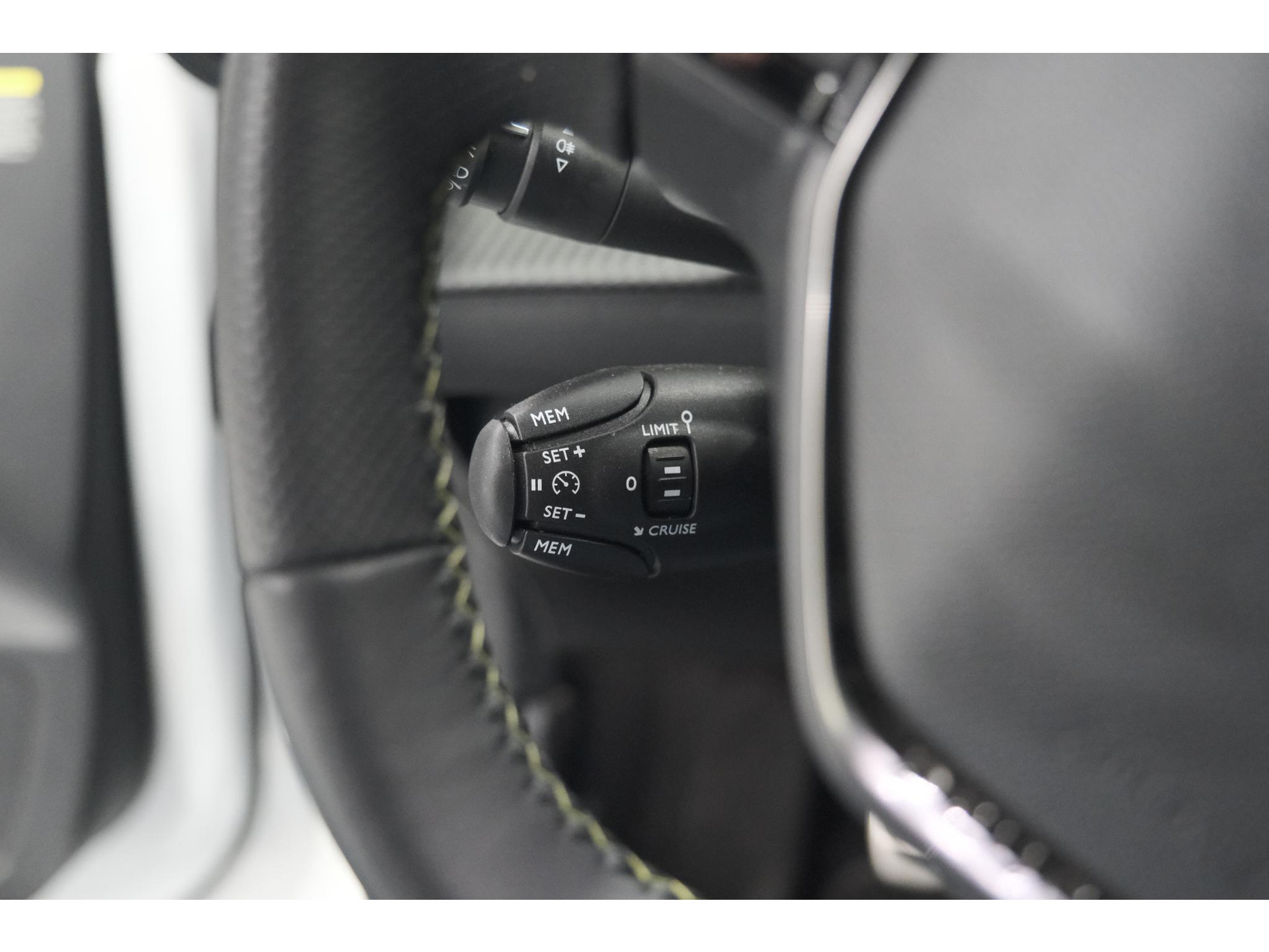 Peugeot 208 PureTech 100 GT | Camera | Navigatie | Sfeerverlichting | Apple Carplay | Parkeersensoren