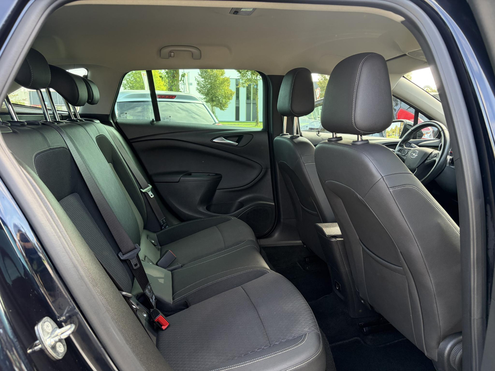 Opel Astra Sports Tourer 1.4 Business Executive ✓2 Eigenaar✓Camera✓Navi✓Trekhaakt✓Carplay✓Stoelverw✓Stuurverw✓Automaat✓Dealer Onderhouden✓Keyless✓Clima✓Cruise✓Pdc V+A✓Halfleder✓Comfortstoelen✓150pk✓Rijstrooksensor✓Dodehoeksensor✓Elekt Stoelen✓Lm velgen✓N.