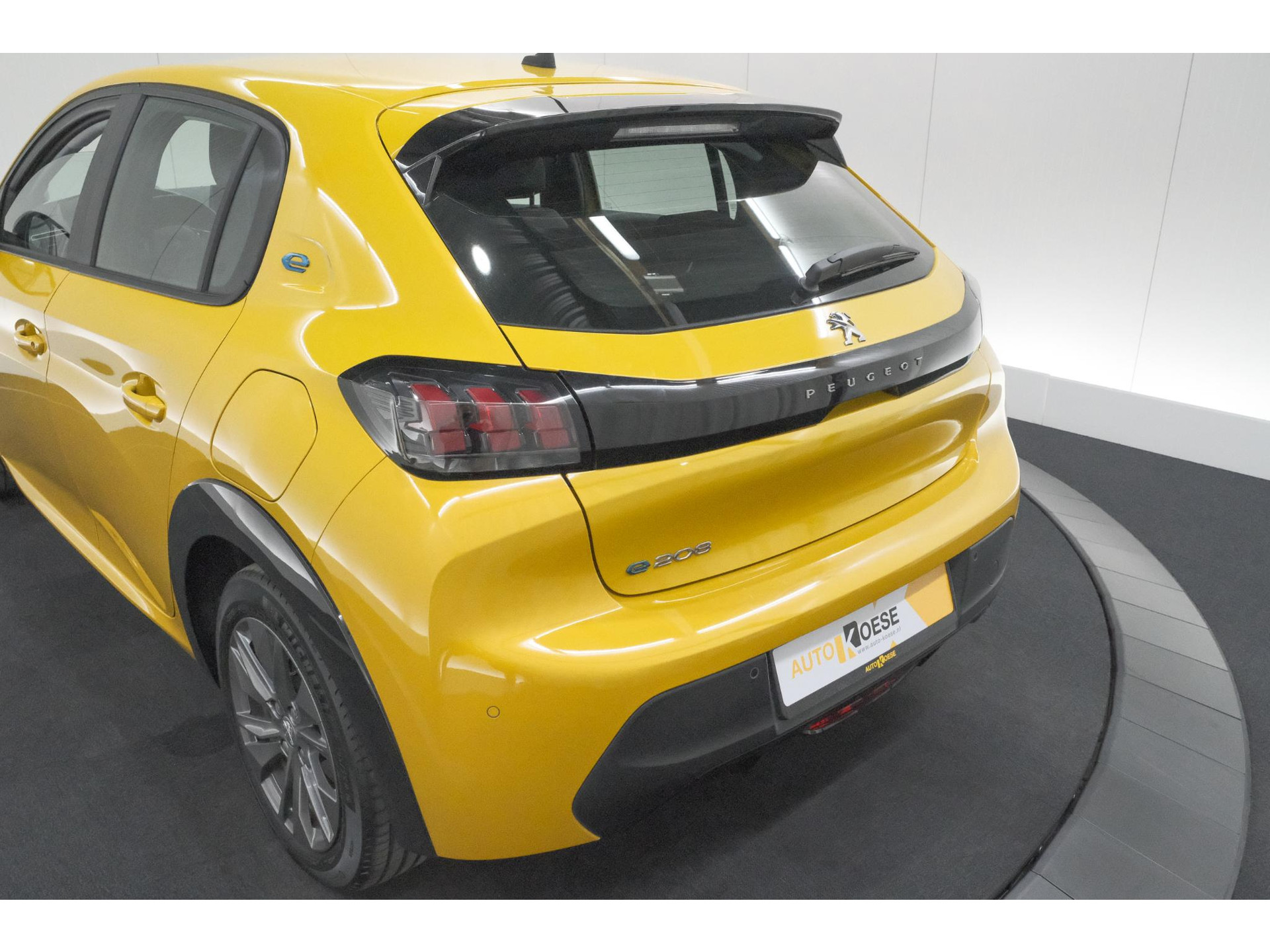Peugeot e-208 EV Active Pack 50 kWh | 96,8% SOH | Navigatie | Parkeersensoren | Stoelverwarming