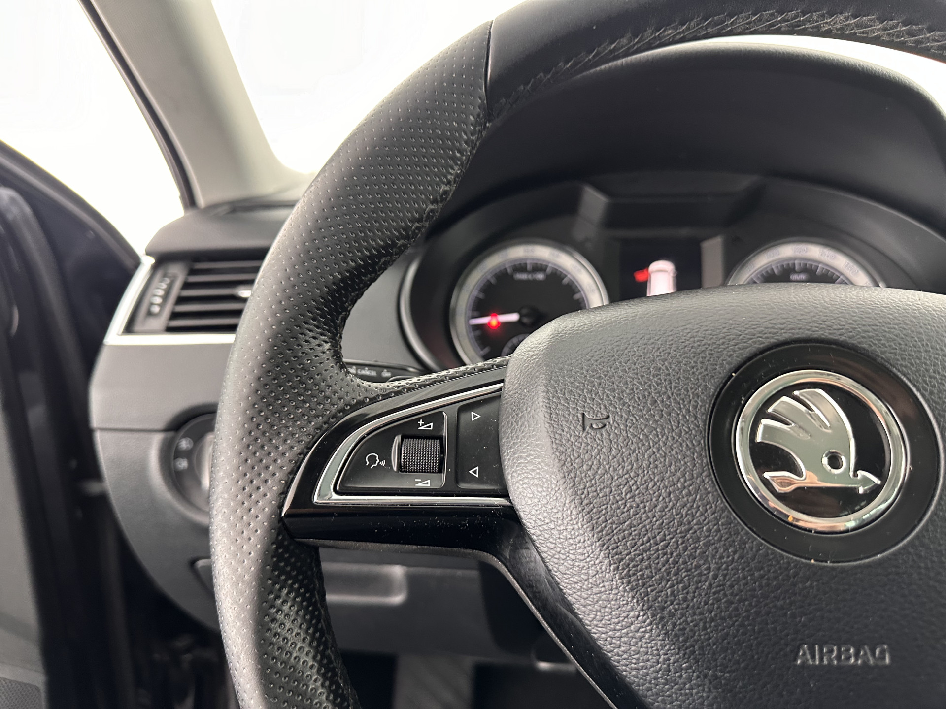 ŠKODA Octavia Combi 1.6 TDI Greentech Clever Edition Aut. *LEATHER-FABRIC | NAVI-FULLMAP | COMFORT-SEATS | DAB+ | HEATED-SEATS | AMUNDSEN-AUDIO | ECC | SHIFT-PADDLES | PARKPILOT | CRUISE | TOWBAR | 16''ALU *