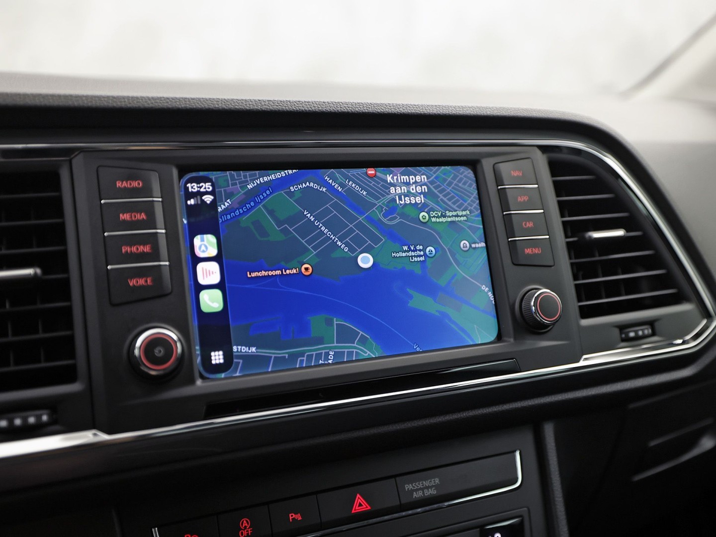 SEAT Ateca 1.0 TSI Sport (GROOT NAVI, APPLE CARPLAY, CAMERA, GETINT GLAS, LM VELGEN, CLIMATE, AUTOMATISCH INPARKEREN, NIEUWE APK)